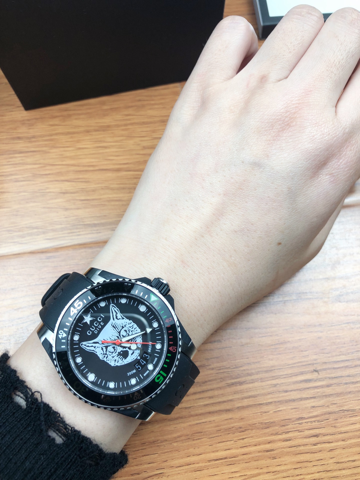 Gucchi 1680 Diving Watch: Stainless Steel, Tiger Head Pattern, Fluorescent Timescale - 图片 2