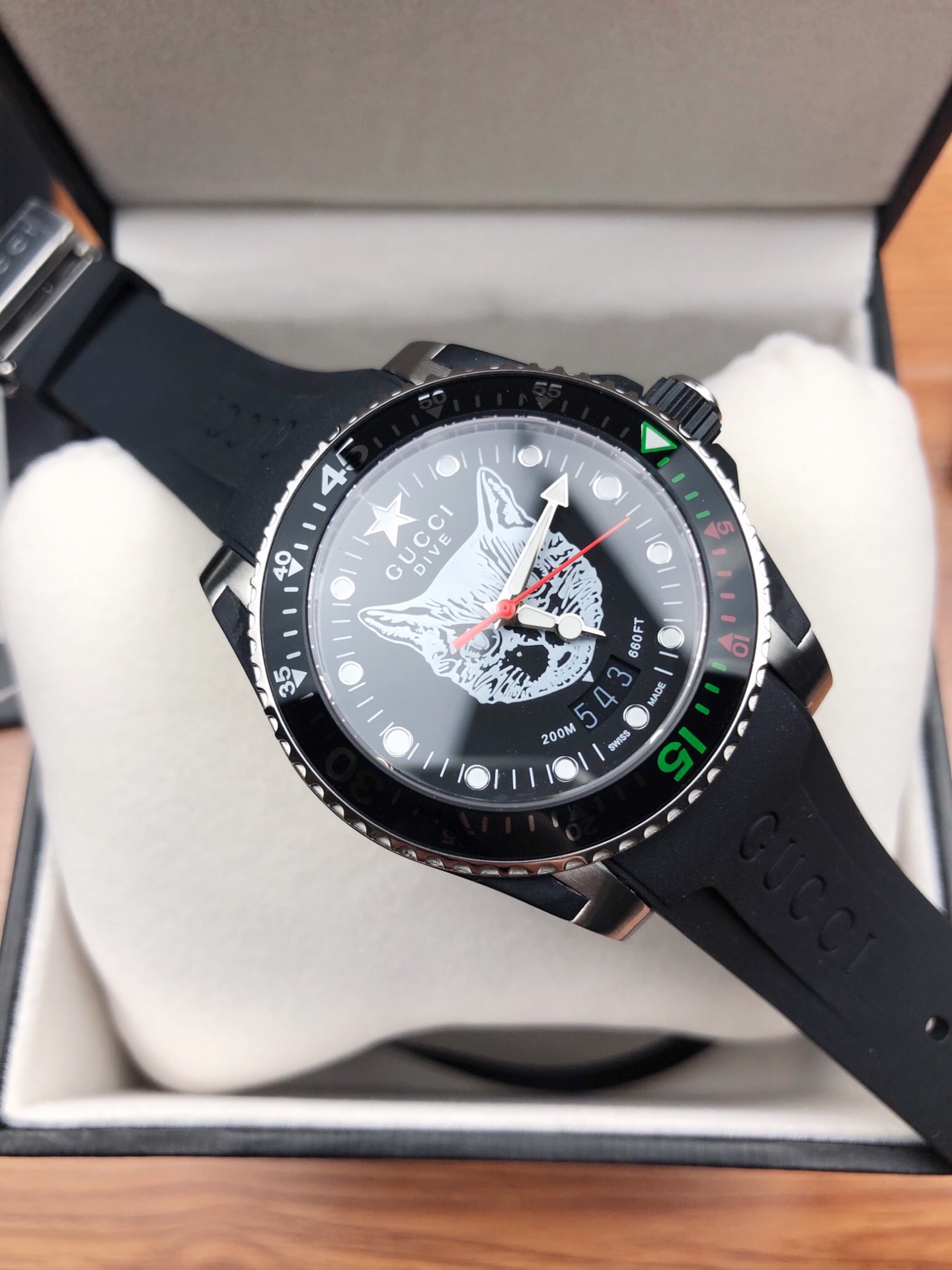 Gucchi 1680 Diving Watch: Stainless Steel, Tiger Head Pattern, Fluorescent Timescale - 图片 3