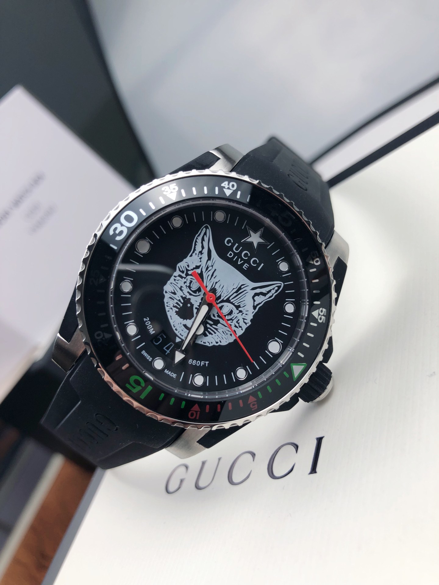 Gucchi 1680 Diving Watch: Stainless Steel, Tiger Head Pattern, Fluorescent Timescale - 图片 6