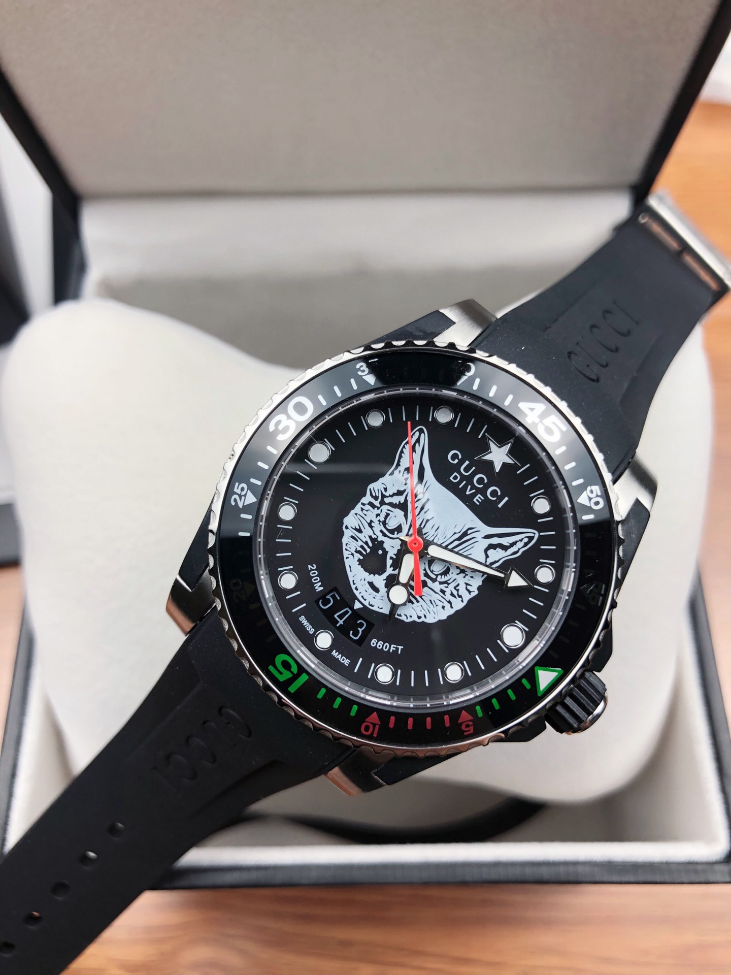 Gucchi 1680 Diving Watch: Stainless Steel, Tiger Head Pattern, Fluorescent Timescale - 图片 4
