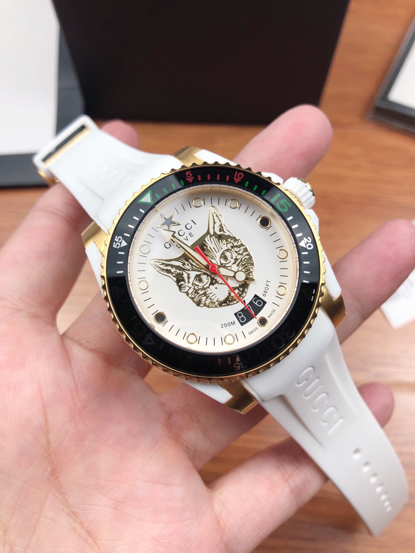 NO:388970,Batch: Original box: 30 Gucci Gucci new neutral diving watch, 40 mm diameter, with the brand's iconic tiger head pattern and luminous display as the dial. It is made of stainless steel, is polished by satin brushing, and is matched with a rubber strap that matches the dial's color. The dial's one-way rotating bezel is also decorated with fluorescent time scales, which can be used for diving countdown. Swiss ETA quartz movement, waterproof depth reaches 200 meters, spot, gucci, gucci19860909批: 原盒:30 古驰 Gucci新款中性潜水表,40 mm表径,以品牌标志性猛虎头图案和夜光显示为表盘.应用不锈钢材质,经缎面拉丝润饰,并搭配与表盘配色一致的橡胶表带.表盘单向旋转表圈上还装饰荧光时标刻度,可进行潜水倒计时.瑞士ETA石英机芯,防水深度达到200米,现货,,gucci,gucci,Watch