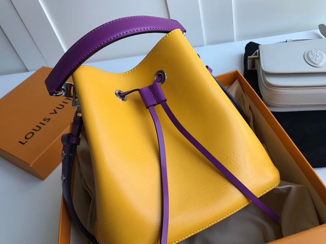 NO:396235,[Exclusive real shot M53610] The new neonoe water ripples are so beautiful. I have always liked the texture of water ripples. This little pink is simply a girl's heart burst!  !  Many people like presbyopia patterns. There are also some babies who resist presbyopia that don’t like presbyopia, but those who like bucket designs can use this one. It is practical and can be installed with a gentle and cute color. It is a perfect match with a pink scarf!  Moreover, this bag is also very practical. It has a handle and a long shoulder strap that can be removed and carried directly by hand. It can also adjust the length of the shoulder strap, one shoulder or crossbody 20-20-13cm 2019., LV [original leather], louis vuitton19860909【独家实拍M53610】新款的neonoe水波纹真是太好看了 一直很喜欢水波纹的质感 这个小粉红简直是少女心炸裂！！很多人喜欢老花纹 也有一些抗拒老花的宝宝不喜欢老花但是喜水桶设计的可以入这一款 实用能装 颜色温柔可爱 再配上一根粉嫩小丝巾简直绝配 ！而且这个包包也很实用 有手柄和长肩带可以拆卸掉肩带直接手提 也可以调节肩带长度单肩或者斜挎20-20-13cm 2019.,LV【原厂皮】,louis vuitton,Bag