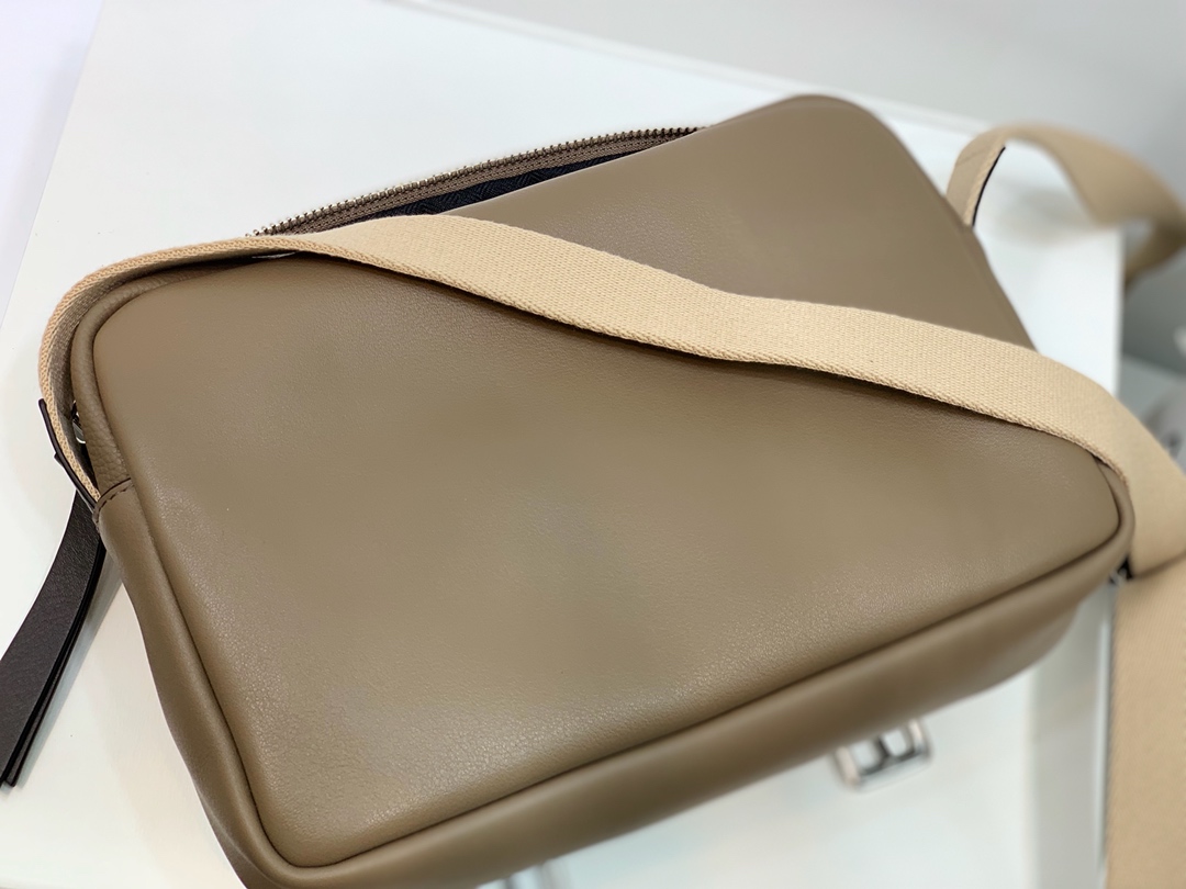 LOEWE罗意威 Military Messenger最新版信使包 0339绿色