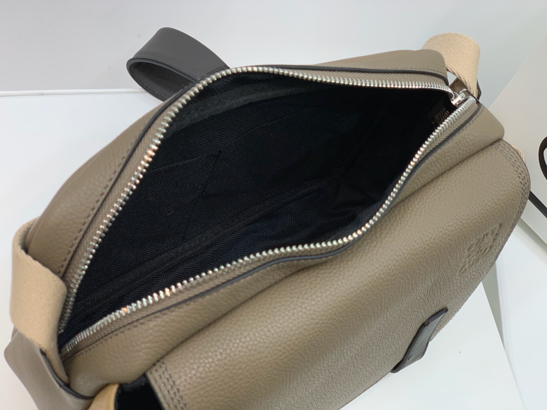 LOEWE罗意威 Military Messenger最新版信使包 0339绿色