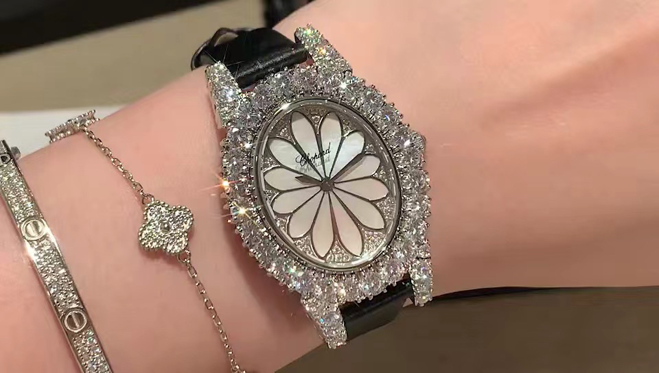 Chopard 萧邦 DU DIAMANT MEDIUM OVAL 此款L'Heure du Diamant 椭圆形切割贝壳雕纹镶钻表盘 环以点缀钻石的表圈 优雅气韵 风格和萧邦精湛的手工艺尽显无遗 光华耀