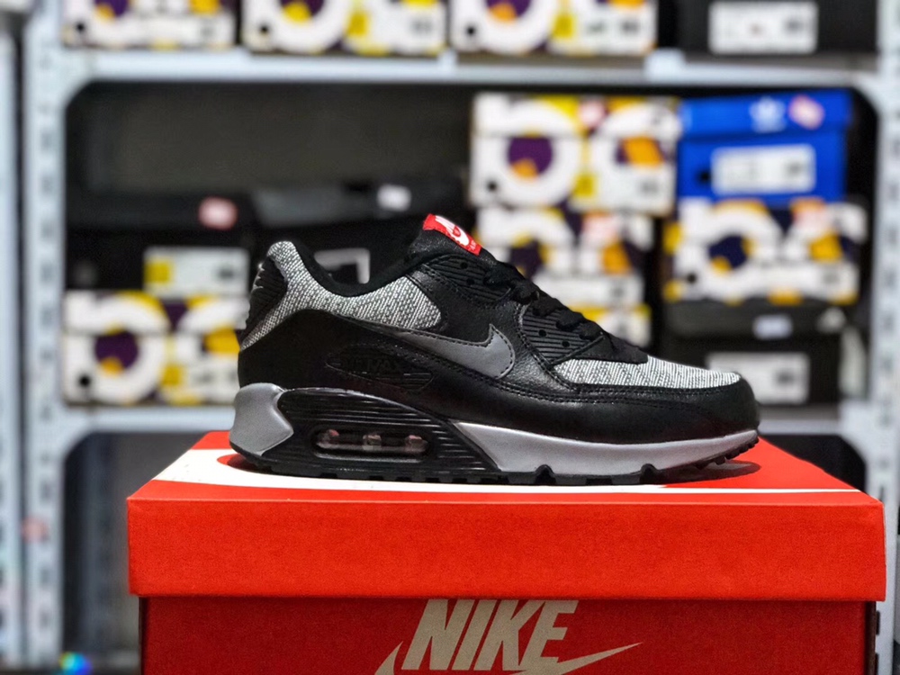 150 支持放店 本地取 <br />公司级真标半码真气垫头层材料 Nike Air Max90 Essential 原盒原标 平台代购指定版本 男鞋透气网面 气垫跑鞋。<br />40 40.5 41 42 42.5 43 44 44.5 45