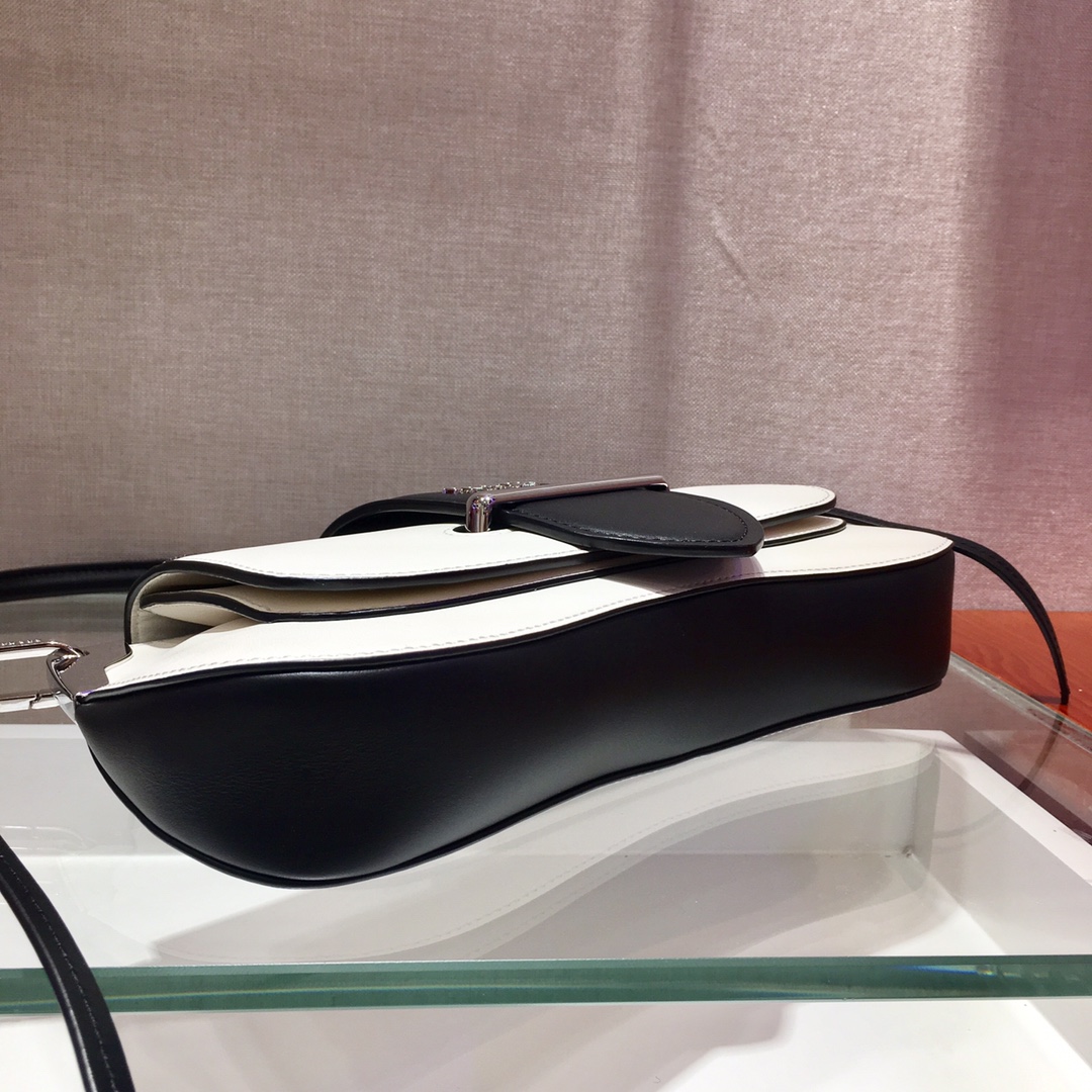 PRADA普拉达进口小牛皮+进口软羊皮内里斜挎包1BD168