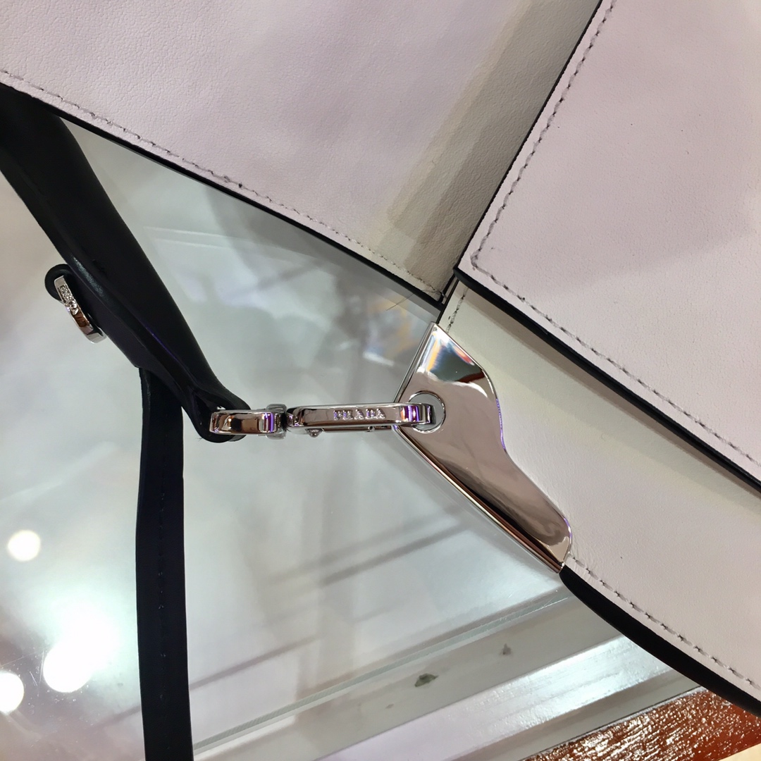 PRADA普拉达进口小牛皮+进口软羊皮内里斜挎包1BD168