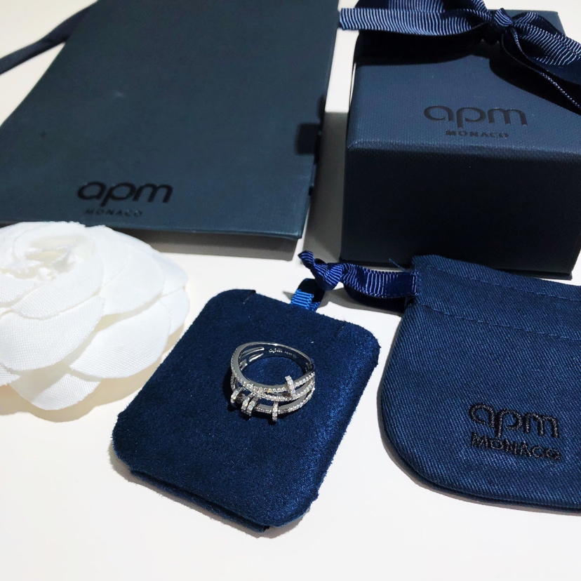 NO:103799,APM ring must be defeated, it can be said to be the best among the rings~ Internet celebrity Internet celebrity calls it to run the ring for the time~ Because the ring in the middle can rotate. The whole body is very easy to sell. So the original version number is 5.6.7.8 US code, APM ring, ring, pure silver19860909apm必败款戒指,可以说戒指中的佼佼者~网红款网红叫它为时来运转戒指~因为中间的环环可转动.通体纯银材质非常好卖的一款.所以原版复 号码5.6.7.8 9美码,apm戒指,ring,pure silver,Jewelry