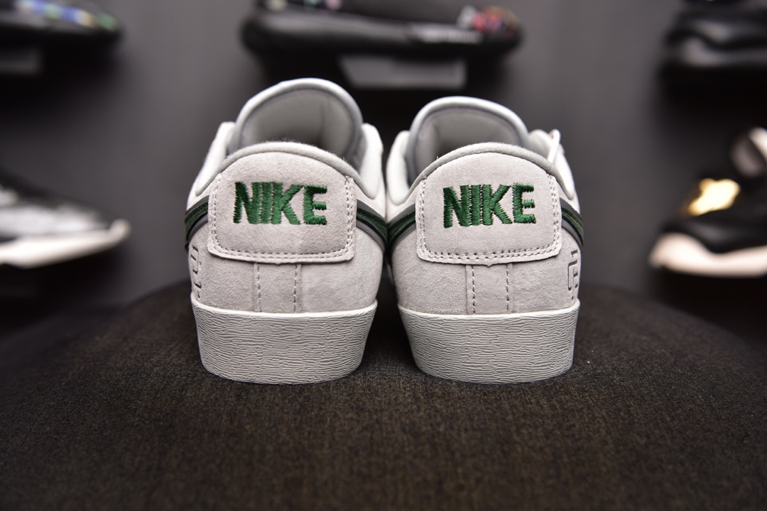 160爆款颜色<br />Nike Blazer SB  x Reigning Champ 卫冕冠军 <br />后跟皮革稳定出印有 Reigning Champ 的品牌 3M反光融入，表明自己联名鞋款的身份！ <br />官方货号:454471 900  <br />SIZE：36-44