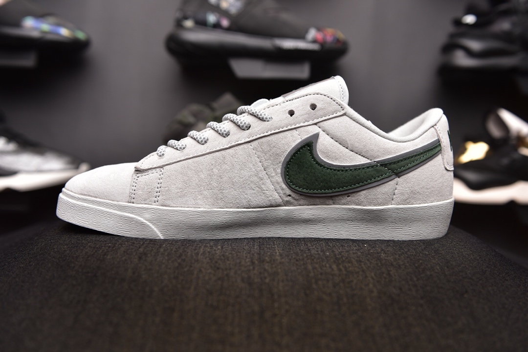 160爆款颜色<br />Nike Blazer SB  x Reigning Champ 卫冕冠军 <br />后跟皮革稳定出印有 Reigning Champ 的品牌 3M反光融入，表明自己联名鞋款的身份！ <br />官方货号:454471 900  <br />SIZE：36-44