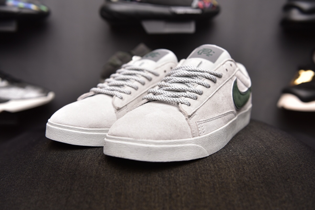 160爆款颜色<br />Nike Blazer SB  x Reigning Champ 卫冕冠军 <br />后跟皮革稳定出印有 Reigning Champ 的品牌 3M反光融入，表明自己联名鞋款的身份！ <br />官方货号:454471 900  <br />SIZE：36-44