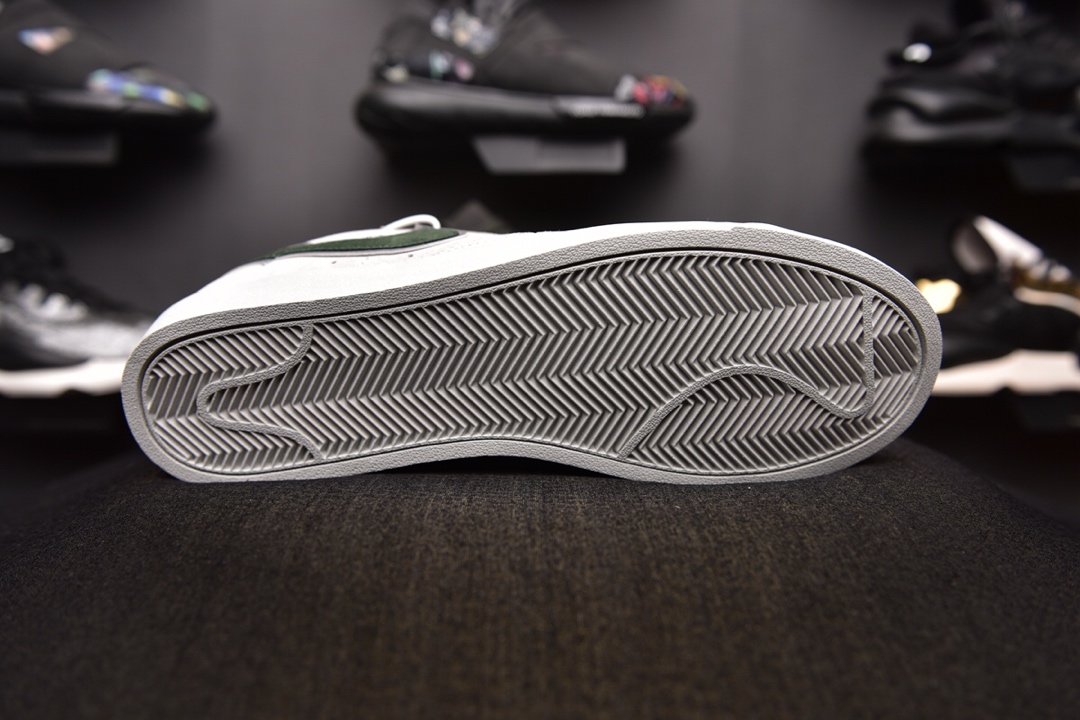 160爆款颜色<br />Nike Blazer SB  x Reigning Champ 卫冕冠军 <br />后跟皮革稳定出印有 Reigning Champ 的品牌 3M反光融入，表明自己联名鞋款的身份！ <br />官方货号:454471 900  <br />SIZE：36-44