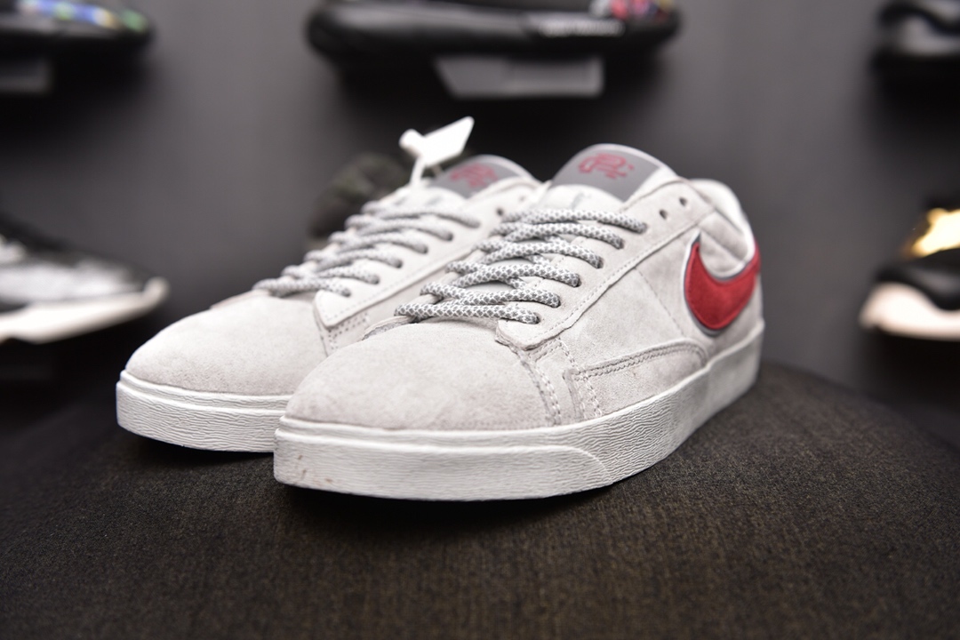 160爆款颜色<br />Nike Blazer SB  x Reigning Champ 卫冕冠军 <br />后跟皮革稳定出印有 Reigning Champ 的品牌 3M反光融入，表明自己联名鞋款的身份！ <br />官方货号:454471 900  <br />SIZE：36-44