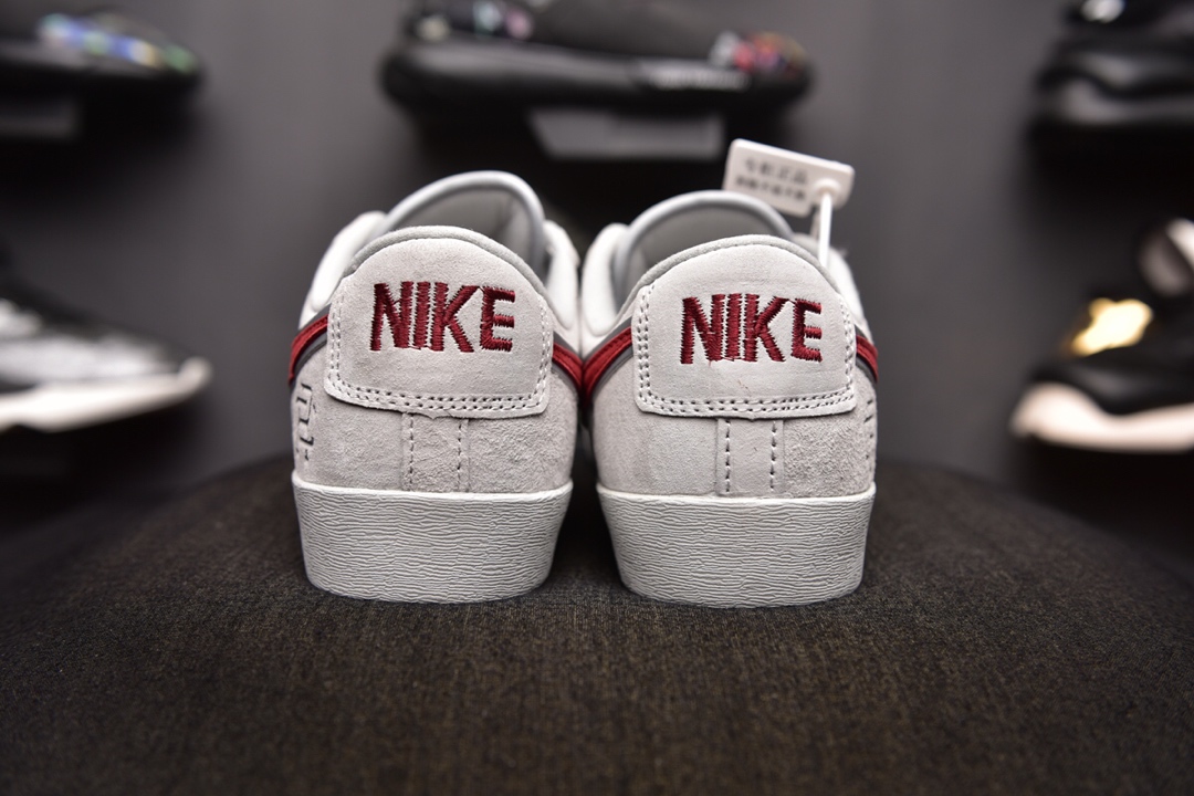 160爆款颜色<br />Nike Blazer SB  x Reigning Champ 卫冕冠军 <br />后跟皮革稳定出印有 Reigning Champ 的品牌 3M反光融入，表明自己联名鞋款的身份！ <br />官方货号:454471 900  <br />SIZE：36-44