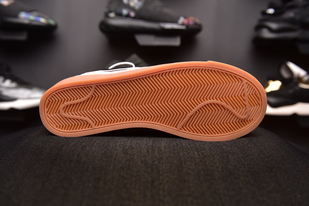 160爆款颜色<br />Nike Blazer SB  x Reigning Champ 卫冕冠军 <br />后跟皮革稳定出印有 Reigning Champ 的品牌 3M反光融入，表明自己联名鞋款的身份！ <br />官方货号:454471 900  <br />SIZE：36-44