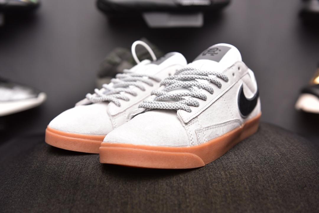 160爆款颜色<br />Nike Blazer SB  x Reigning Champ 卫冕冠军 <br />后跟皮革稳定出印有 Reigning Champ 的品牌 3M反光融入，表明自己联名鞋款的身份！ <br />官方货号:454471 900  <br />SIZE：36-44