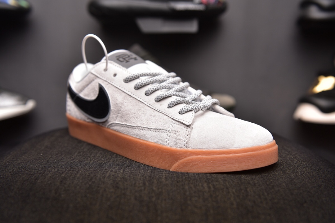 160爆款颜色<br />Nike Blazer SB  x Reigning Champ 卫冕冠军 <br />后跟皮革稳定出印有 Reigning Champ 的品牌 3M反光融入，表明自己联名鞋款的身份！ <br />官方货号:454471 900  <br />SIZE：36-44