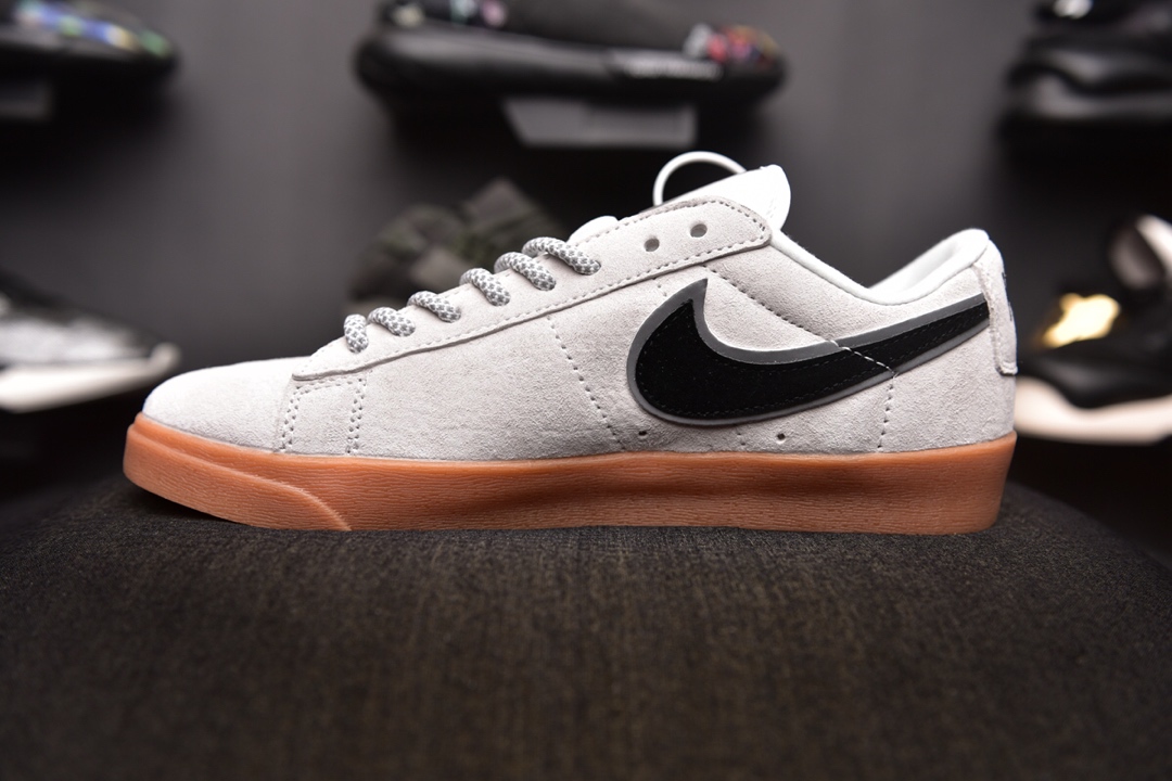 160爆款颜色<br />Nike Blazer SB  x Reigning Champ 卫冕冠军 <br />后跟皮革稳定出印有 Reigning Champ 的品牌 3M反光融入，表明自己联名鞋款的身份！ <br />官方货号:454471 900  <br />SIZE：36-44