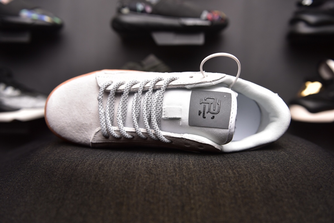 160爆款颜色<br />Nike Blazer SB  x Reigning Champ 卫冕冠军 <br />后跟皮革稳定出印有 Reigning Champ 的品牌 3M反光融入，表明自己联名鞋款的身份！ <br />官方货号:454471 900  <br />SIZE：36-44