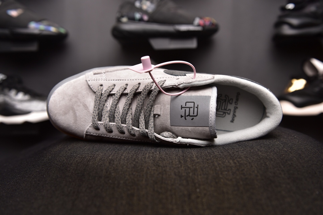 160爆款颜色<br />Nike Blazer SB  x Reigning Champ 卫冕冠军 <br />后跟皮革稳定出印有 Reigning Champ 的品牌 3M反光融入，表明自己联名鞋款的身份！ <br />官方货号:454471 900  <br />SIZE：36-44