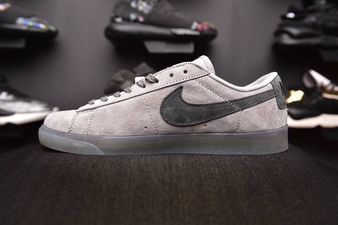 160爆款颜色<br />Nike Blazer SB  x Reigning Champ 卫冕冠军 <br />后跟皮革稳定出印有 Reigning Champ 的品牌 3M反光融入，表明自己联名鞋款的身份！ <br />官方货号:454471 900  <br />SIZE：36-44