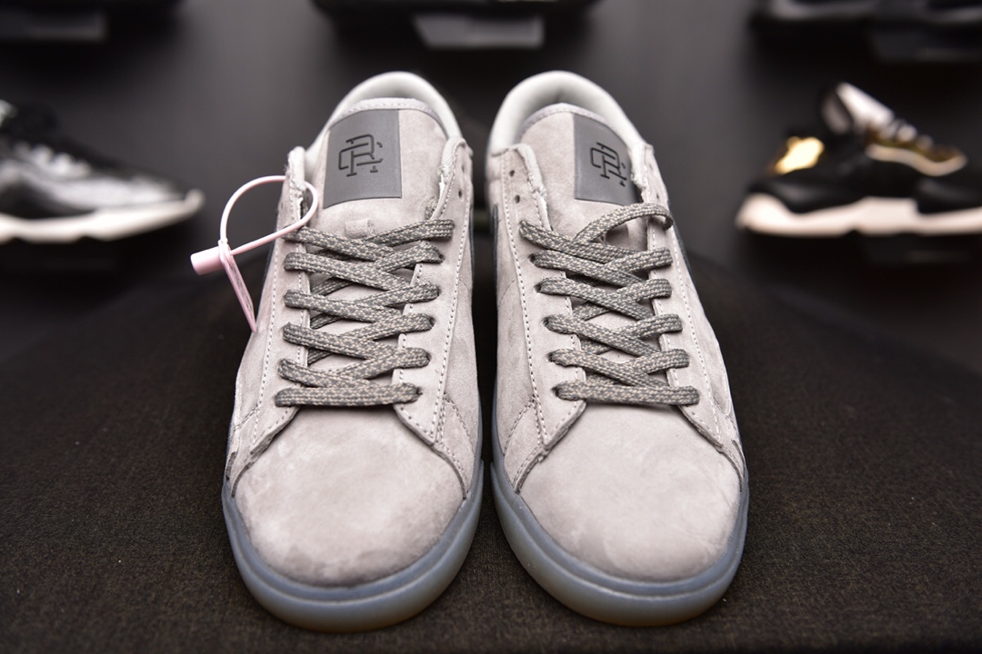 160爆款颜色<br />Nike Blazer SB  x Reigning Champ 卫冕冠军 <br />后跟皮革稳定出印有 Reigning Champ 的品牌 3M反光融入，表明自己联名鞋款的身份！ <br />官方货号:454471 900  <br />SIZE：36-44