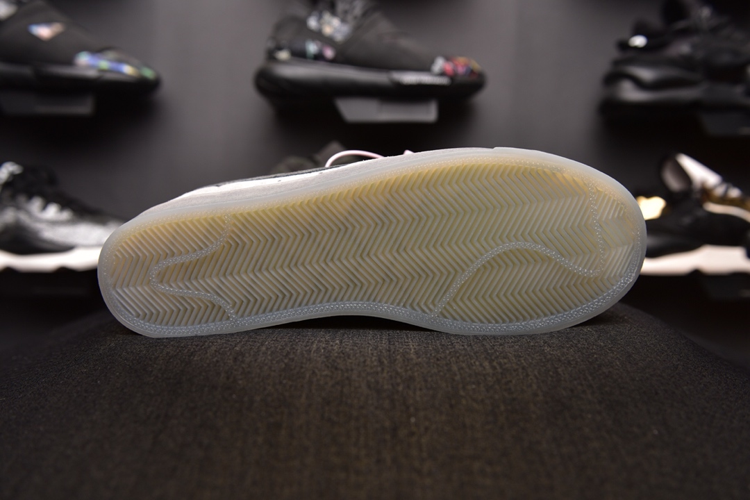 160爆款颜色<br />Nike Blazer SB  x Reigning Champ 卫冕冠军 <br />后跟皮革稳定出印有 Reigning Champ 的品牌 3M反光融入，表明自己联名鞋款的身份！ <br />官方货号:454471 900  <br />SIZE：36-44