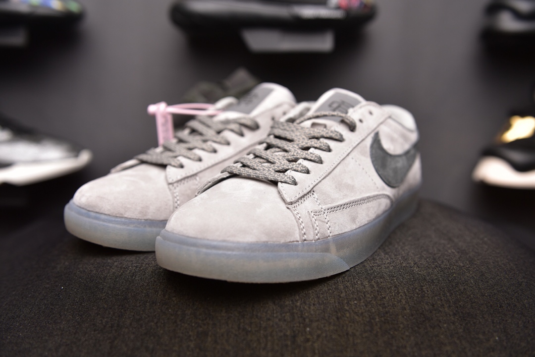 160爆款颜色<br />Nike Blazer SB  x Reigning Champ 卫冕冠军 <br />后跟皮革稳定出印有 Reigning Champ 的品牌 3M反光融入，表明自己联名鞋款的身份！ <br />官方货号:454471 900  <br />SIZE：36-44