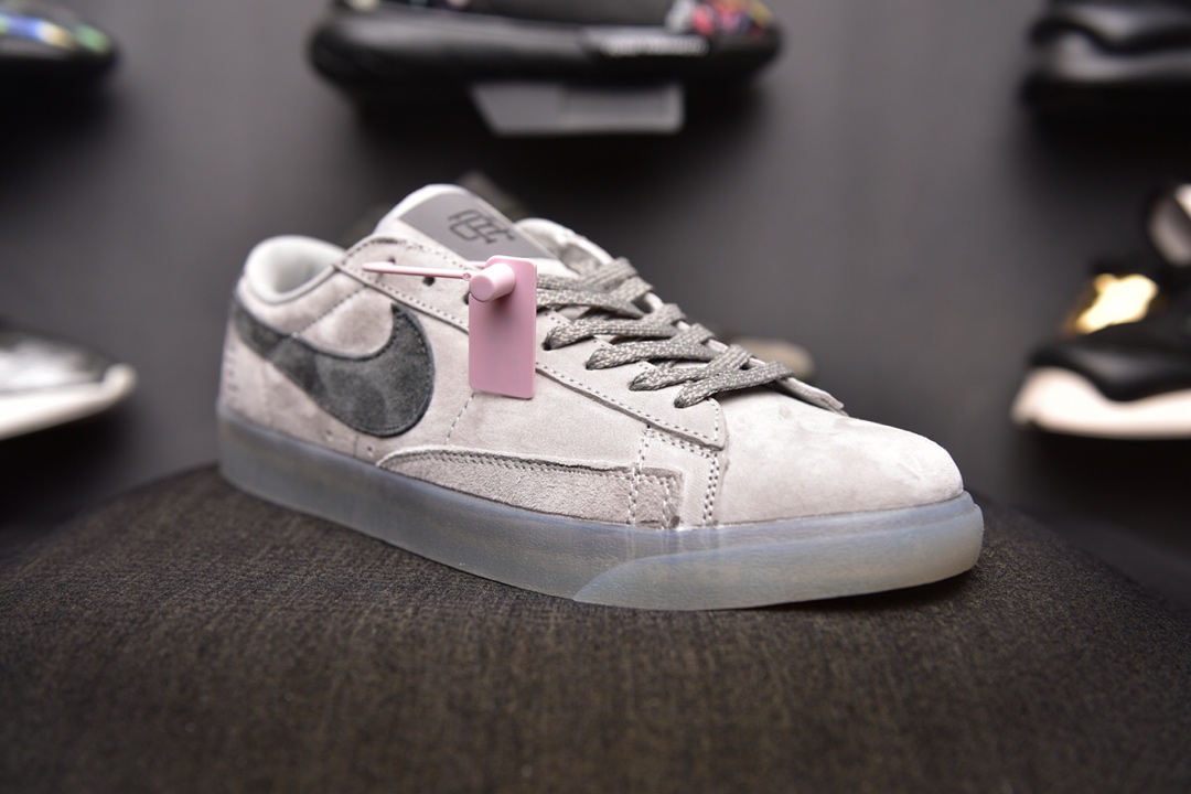 160爆款颜色<br />Nike Blazer SB  x Reigning Champ 卫冕冠军 <br />后跟皮革稳定出印有 Reigning Champ 的品牌 3M反光融入，表明自己联名鞋款的身份！ <br />官方货号:454471 900  <br />SIZE：36-44