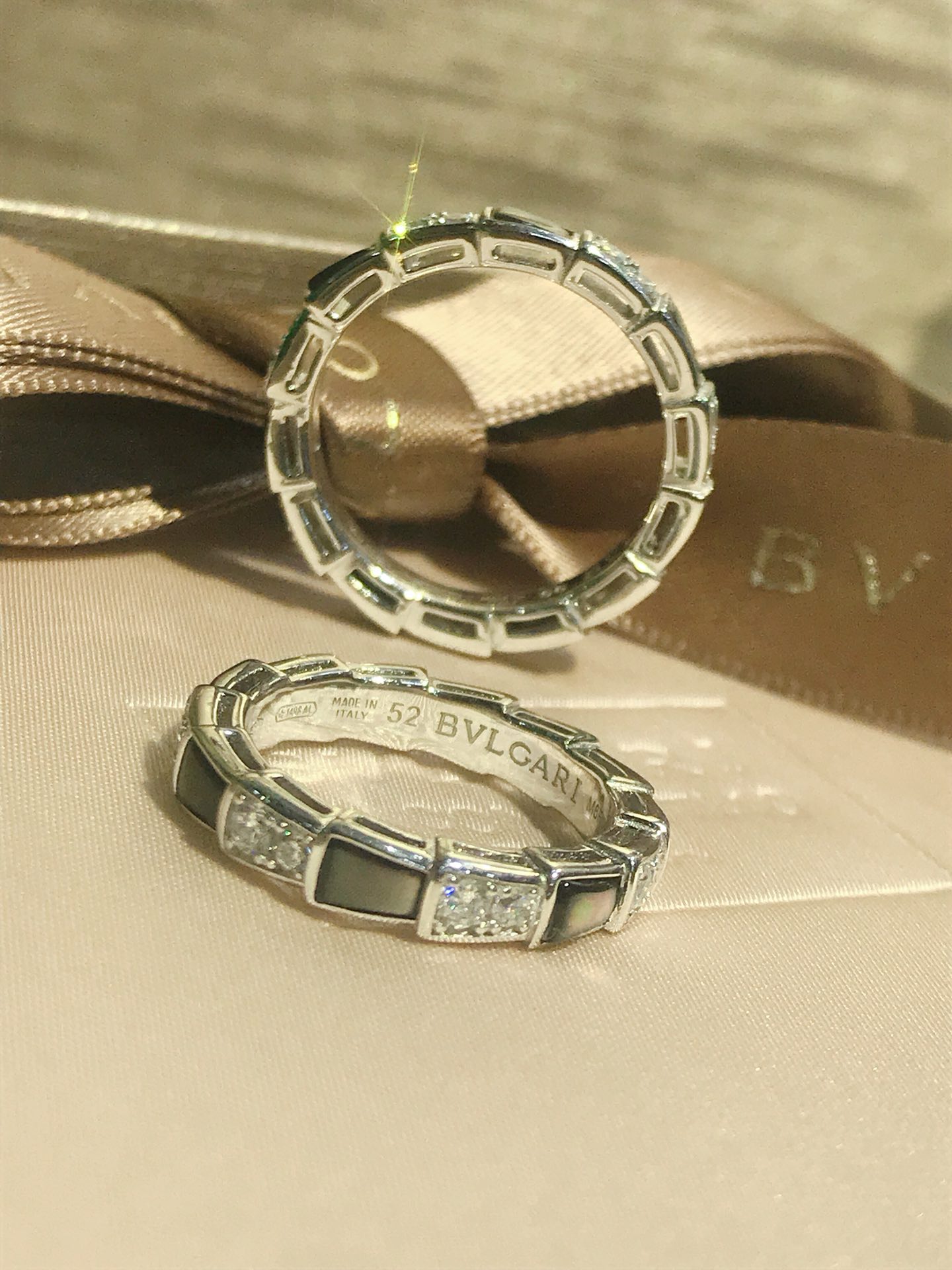 NO:101906,Colorful gray shells, gradient fantasy color, another popular snake ring, the inner logo is perfect, another popular one, completely comparable to real gold, the agent is confident to recommend, platinum, there is no after-sales pressure, Bulgari ring, bvlgari, ring19860909炫彩灰贝 渐变梦幻色彩 又一爆款蛇戒 内侧logo完美 无疑的又一爆款 完全媲美真金 代理放心推 白金色 货更没有售后压力,宝格丽戒指,bvlgari,ring,Jewelry