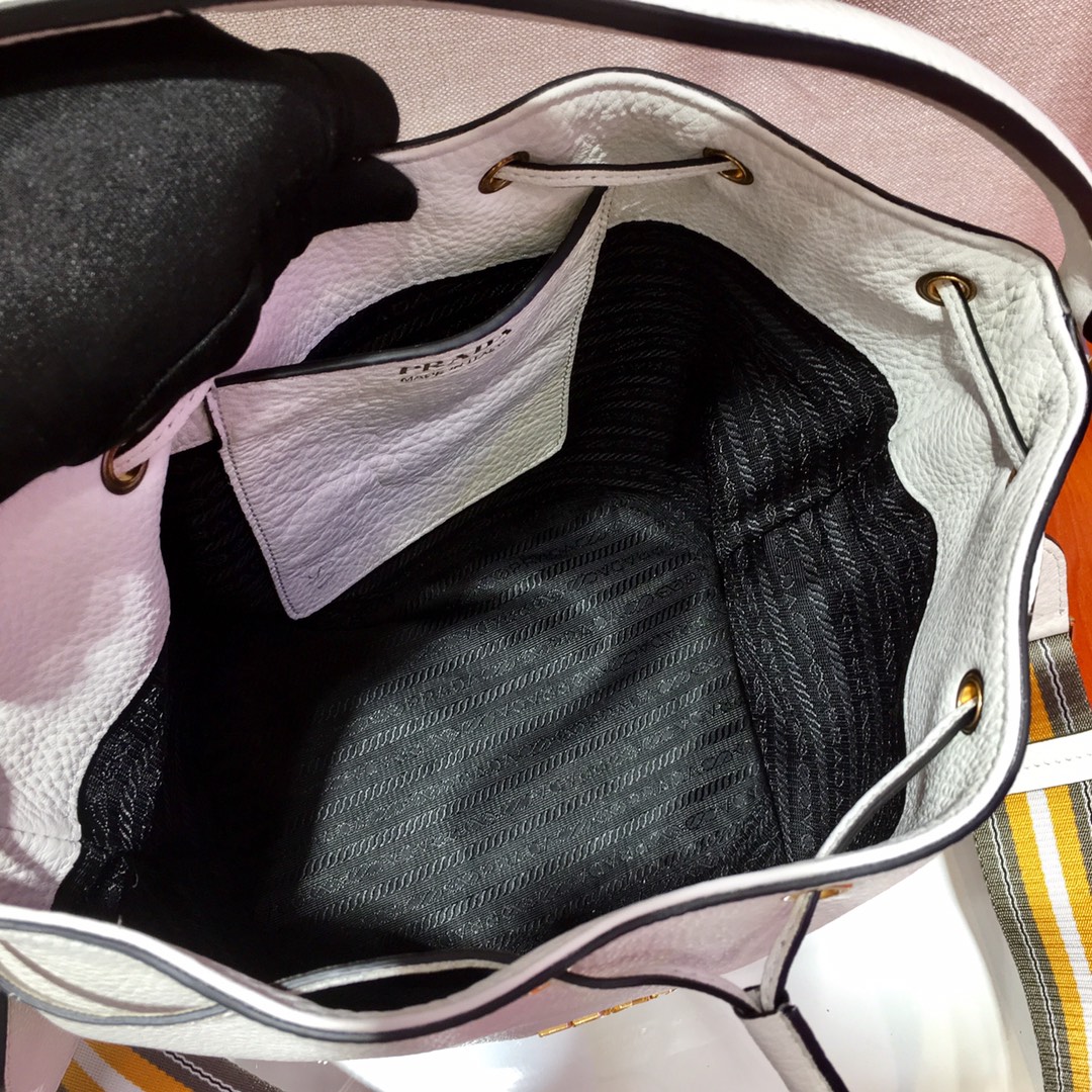 PRADA普拉达进口小牛皮鹿皮纹材质水桶包1BE018