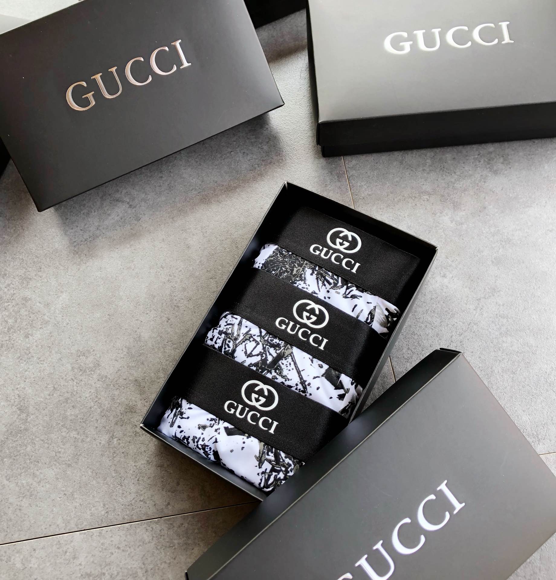  GUCCI 古奇 精美小蜜蜂 清新水墨风格 时尚男士内裤 采用高进口牛奶丝 轻薄透气丝滑舒爽健康 一片