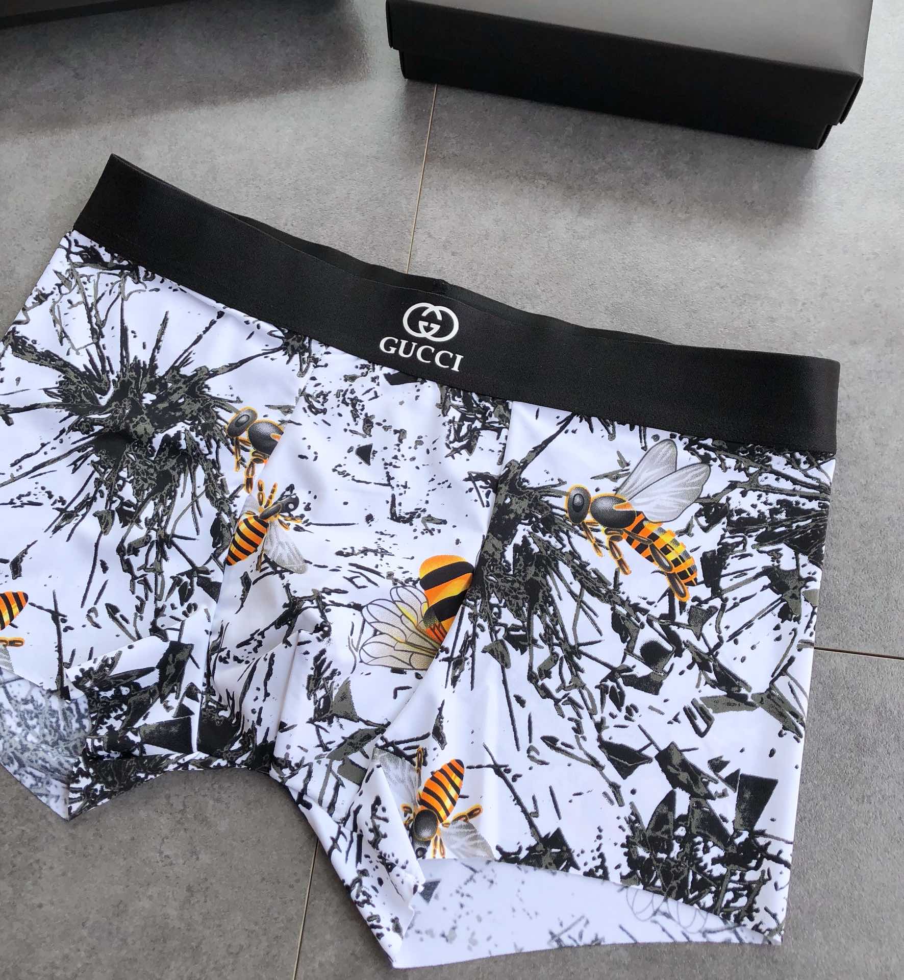  GUCCI 古奇 精美小蜜蜂 清新水墨风格 时尚男士内裤 采用高进口牛奶丝 轻薄透气丝滑舒爽健康 一片