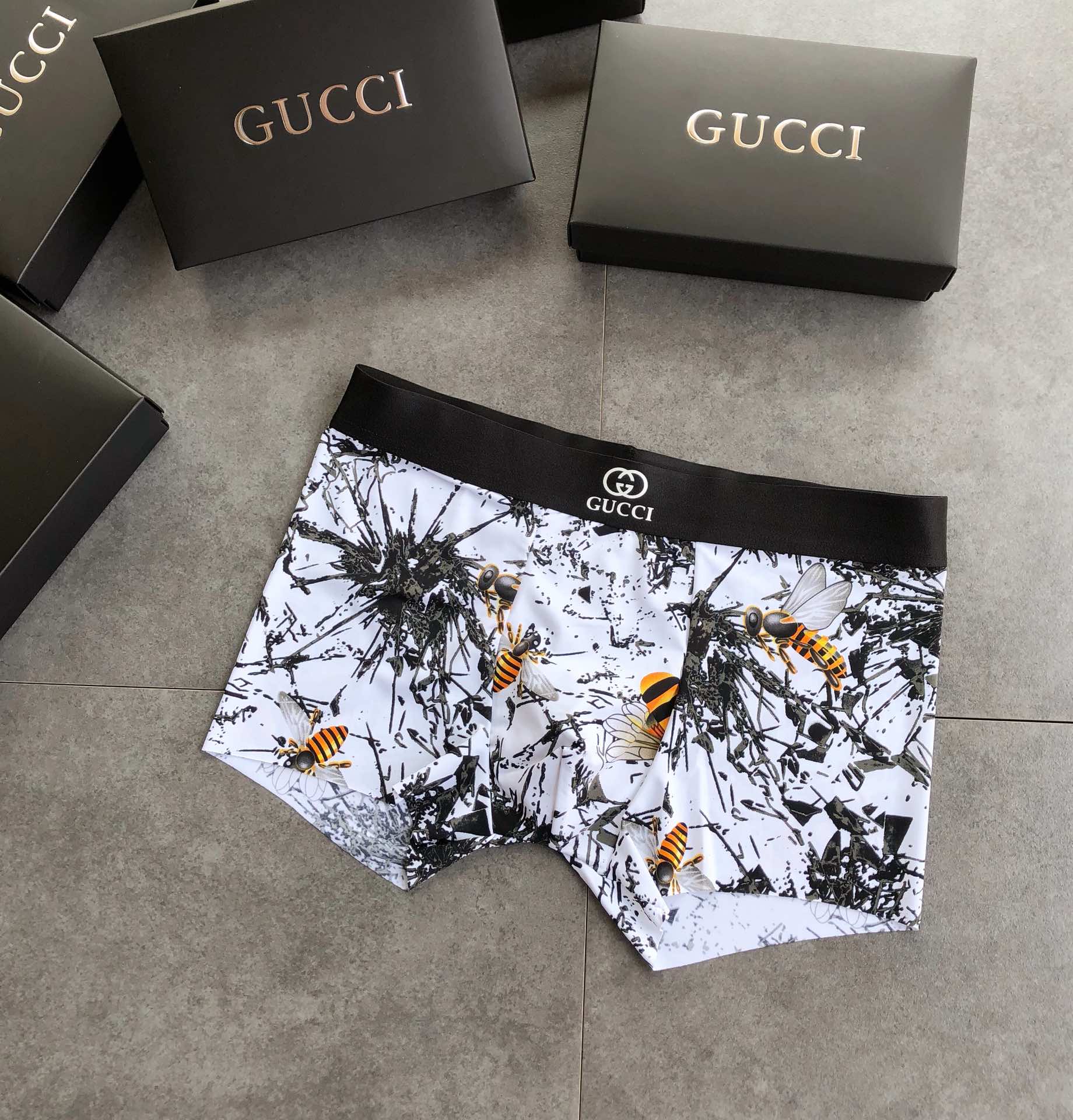  GUCCI 古奇 精美小蜜蜂 清新水墨风格 时尚男士内裤 采用高进口牛奶丝 轻薄透气丝滑舒爽健康 一片