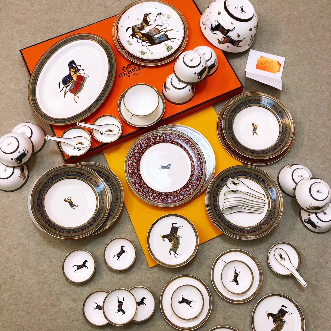 H*  Classic Horse-Themed Bone China Dinnerware Set for 10, Light Luxury Style