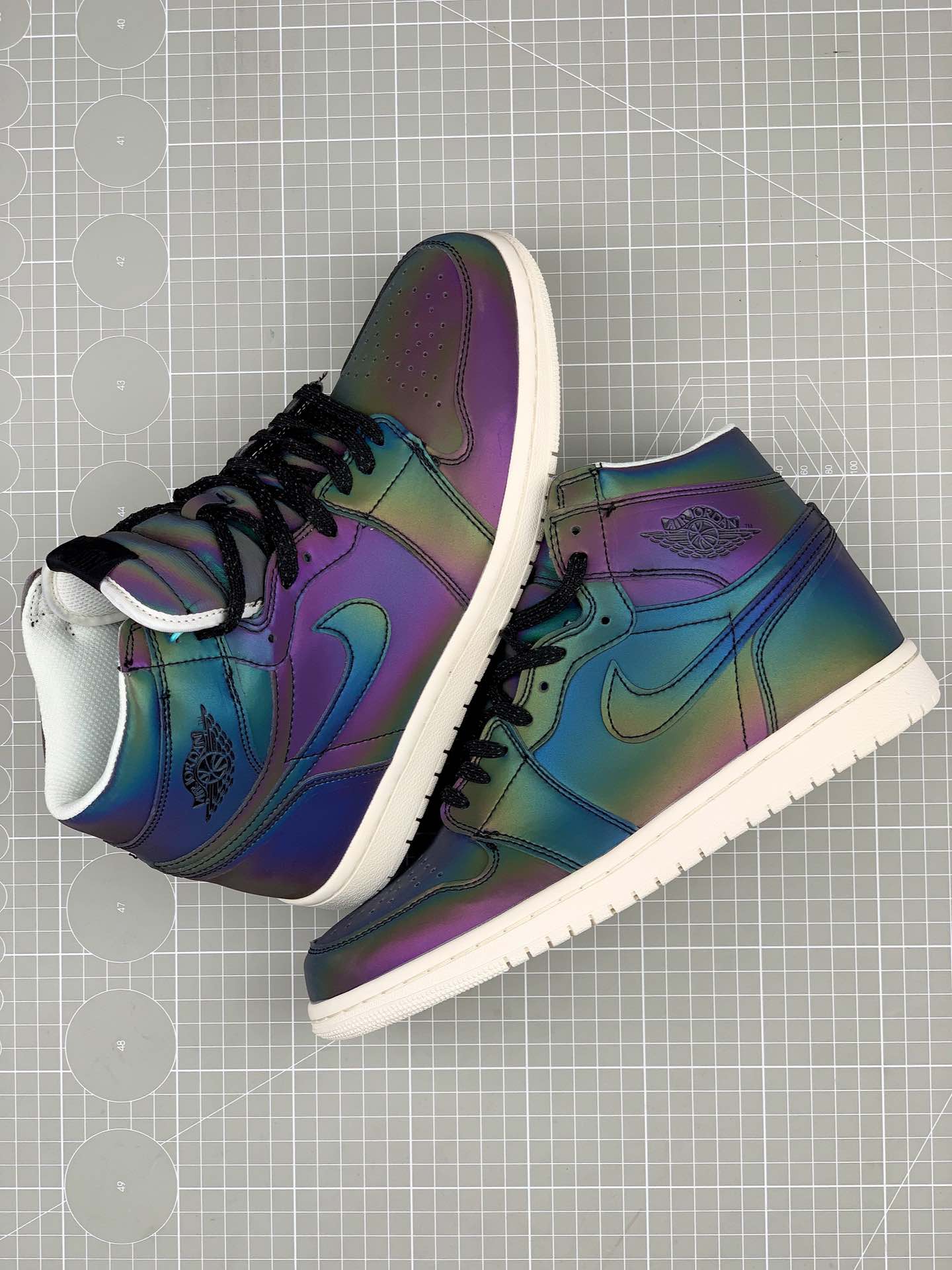 160<br />耐克Nike Air Jordan One “变色龙”中帮篮球鞋 西方的“夜魔侠”，全鞋身采用的是Micro Fiber 超纤反光材质，此种材料市场非常难觅，需要从北欧专业户外探险渠道购入材料！此材料具有亮度高，角度性能优异，持久耐寒等，但是具备区别反光材料不具备的机能透气性！在不同光的角度下，全鞋身会有完全不一样的光感折射，简直是为“夜店”而生 SIZE:36 36.5 37 38 38.5 39 40 40.5 41 42 42.5 43 44 45