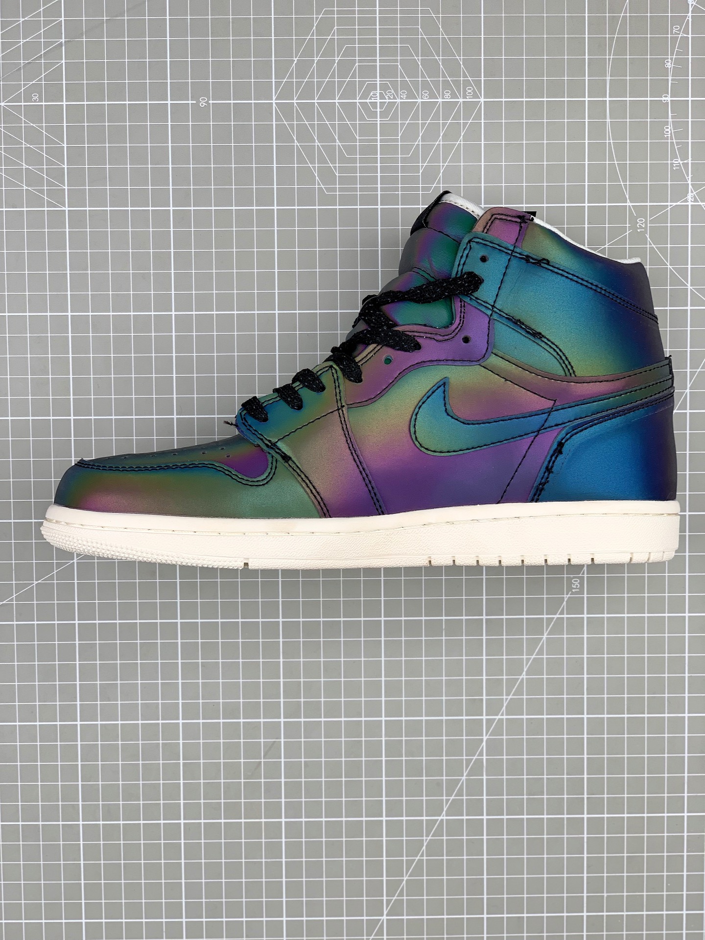 160<br />耐克Nike Air Jordan One “变色龙”中帮篮球鞋 西方的“夜魔侠”，全鞋身采用的是Micro Fiber 超纤反光材质，此种材料市场非常难觅，需要从北欧专业户外探险渠道购入材料！此材料具有亮度高，角度性能优异，持久耐寒等，但是具备区别反光材料不具备的机能透气性！在不同光的角度下，全鞋身会有完全不一样的光感折射，简直是为“夜店”而生 SIZE:36 36.5 37 38 38.5 39 40 40.5 41 42 42.5 43 44 45