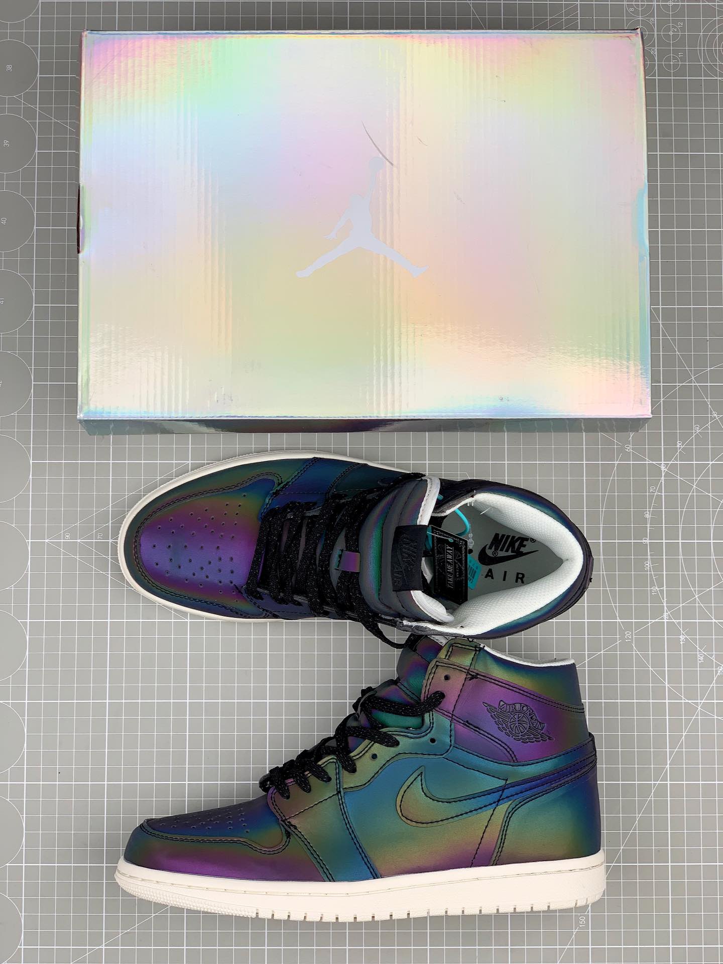 160<br />耐克Nike Air Jordan One “变色龙”中帮篮球鞋 西方的“夜魔侠”，全鞋身采用的是Micro Fiber 超纤反光材质，此种材料市场非常难觅，需要从北欧专业户外探险渠道购入材料！此材料具有亮度高，角度性能优异，持久耐寒等，但是具备区别反光材料不具备的机能透气性！在不同光的角度下，全鞋身会有完全不一样的光感折射，简直是为“夜店”而生 SIZE:36 36.5 37 38 38.5 39 40 40.5 41 42 42.5 43 44 45