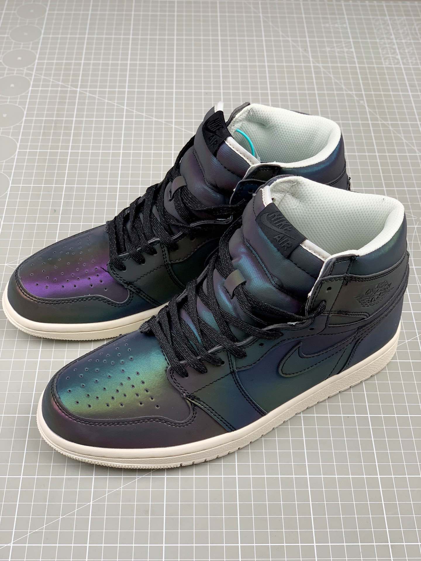 160<br />耐克Nike Air Jordan One “变色龙”中帮篮球鞋 西方的“夜魔侠”，全鞋身采用的是Micro Fiber 超纤反光材质，此种材料市场非常难觅，需要从北欧专业户外探险渠道购入材料！此材料具有亮度高，角度性能优异，持久耐寒等，但是具备区别反光材料不具备的机能透气性！在不同光的角度下，全鞋身会有完全不一样的光感折射，简直是为“夜店”而生 SIZE:36 36.5 37 38 38.5 39 40 40.5 41 42 42.5 43 44 45