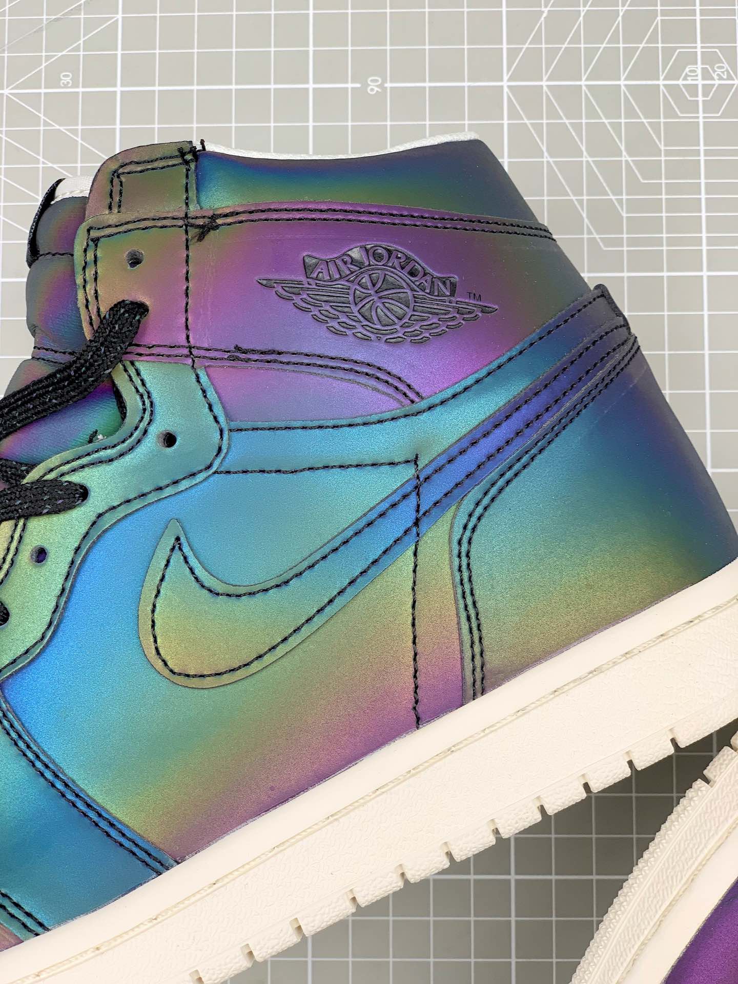 160<br />耐克Nike Air Jordan One “变色龙”中帮篮球鞋 西方的“夜魔侠”，全鞋身采用的是Micro Fiber 超纤反光材质，此种材料市场非常难觅，需要从北欧专业户外探险渠道购入材料！此材料具有亮度高，角度性能优异，持久耐寒等，但是具备区别反光材料不具备的机能透气性！在不同光的角度下，全鞋身会有完全不一样的光感折射，简直是为“夜店”而生 SIZE:36 36.5 37 38 38.5 39 40 40.5 41 42 42.5 43 44 45