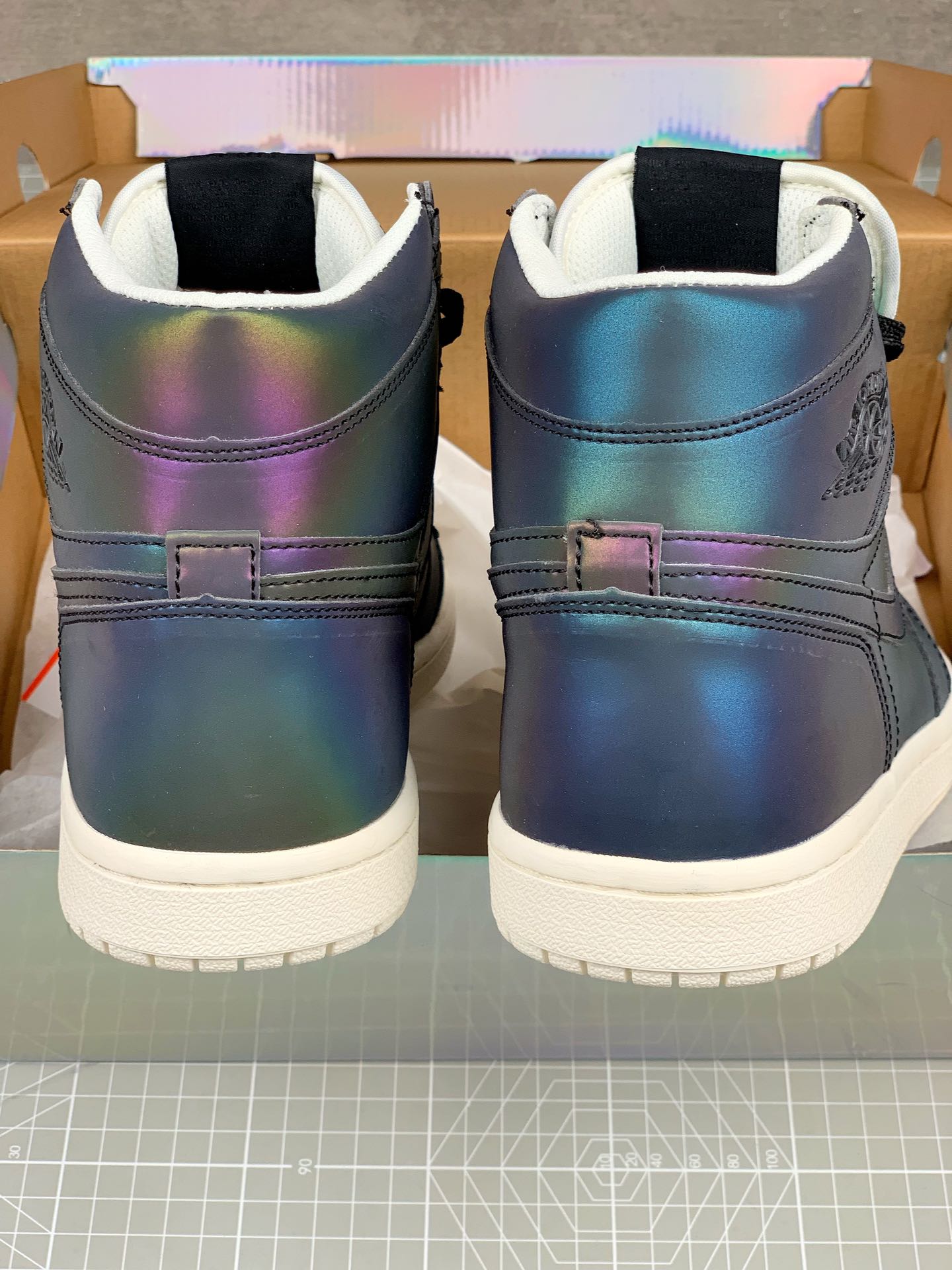 160<br />耐克Nike Air Jordan One “变色龙”中帮篮球鞋 西方的“夜魔侠”，全鞋身采用的是Micro Fiber 超纤反光材质，此种材料市场非常难觅，需要从北欧专业户外探险渠道购入材料！此材料具有亮度高，角度性能优异，持久耐寒等，但是具备区别反光材料不具备的机能透气性！在不同光的角度下，全鞋身会有完全不一样的光感折射，简直是为“夜店”而生 SIZE:36 36.5 37 38 38.5 39 40 40.5 41 42 42.5 43 44 45