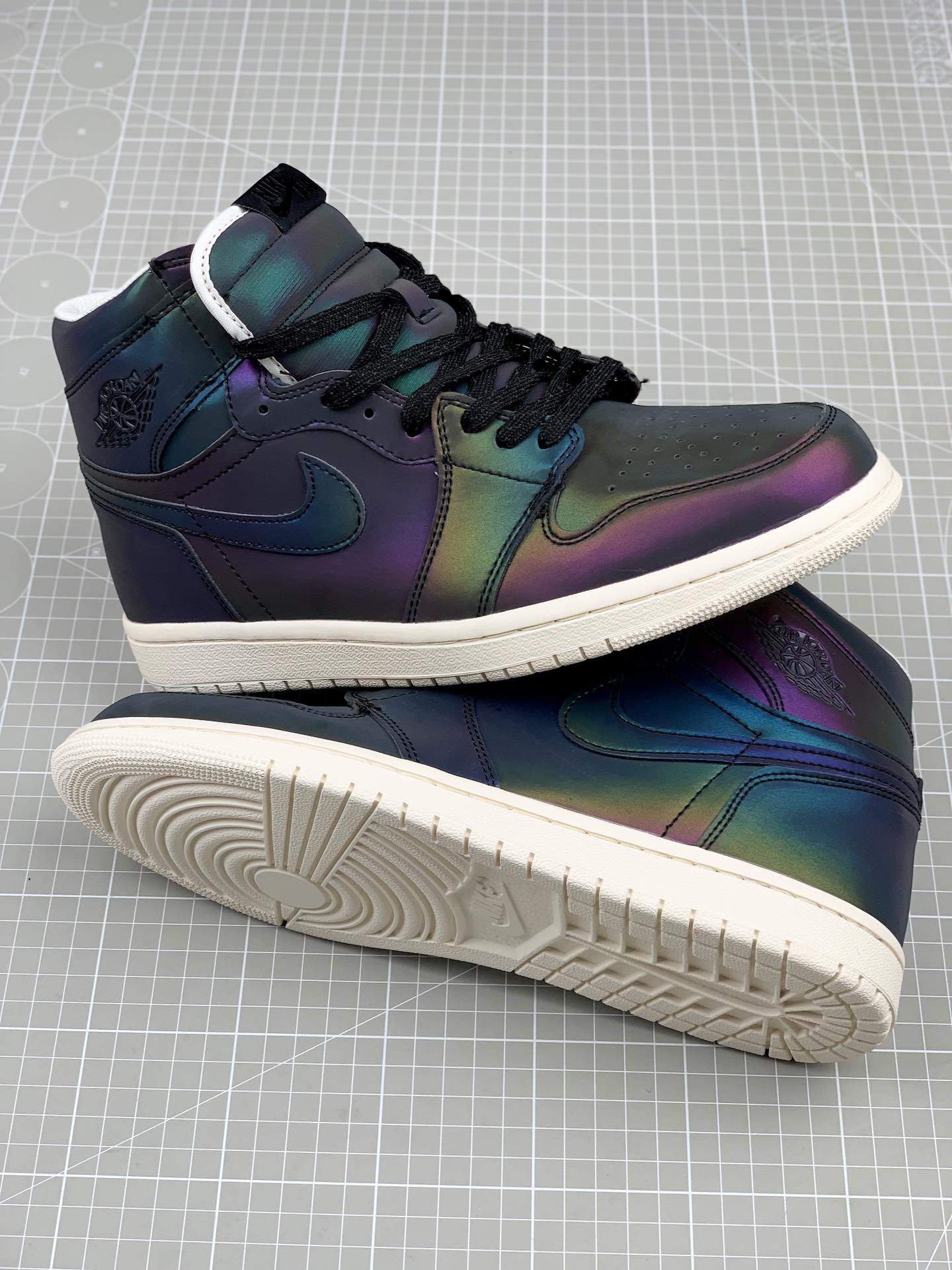 160<br />耐克Nike Air Jordan One “变色龙”中帮篮球鞋 西方的“夜魔侠”，全鞋身采用的是Micro Fiber 超纤反光材质，此种材料市场非常难觅，需要从北欧专业户外探险渠道购入材料！此材料具有亮度高，角度性能优异，持久耐寒等，但是具备区别反光材料不具备的机能透气性！在不同光的角度下，全鞋身会有完全不一样的光感折射，简直是为“夜店”而生 SIZE:36 36.5 37 38 38.5 39 40 40.5 41 42 42.5 43 44 45