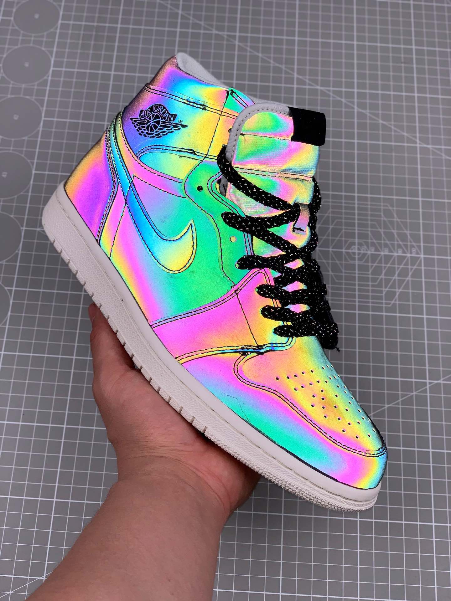 160<br />耐克Nike Air Jordan One “变色龙”中帮篮球鞋 西方的“夜魔侠”，全鞋身采用的是Micro Fiber 超纤反光材质，此种材料市场非常难觅，需要从北欧专业户外探险渠道购入材料！此材料具有亮度高，角度性能优异，持久耐寒等，但是具备区别反光材料不具备的机能透气性！在不同光的角度下，全鞋身会有完全不一样的光感折射，简直是为“夜店”而生 SIZE:36 36.5 37 38 38.5 39 40 40.5 41 42 42.5 43 44 45