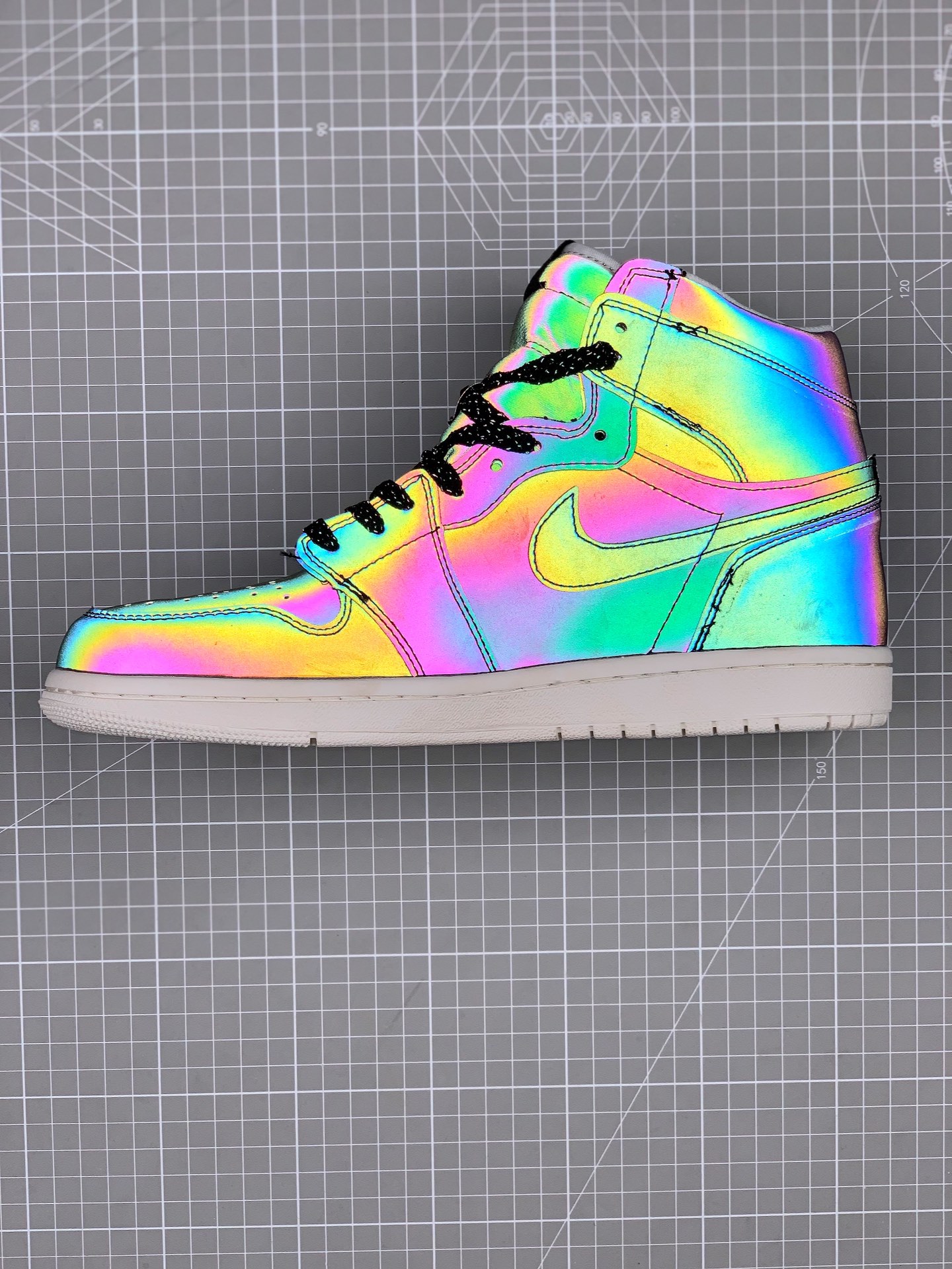 160<br />耐克Nike Air Jordan One “变色龙”中帮篮球鞋 西方的“夜魔侠”，全鞋身采用的是Micro Fiber 超纤反光材质，此种材料市场非常难觅，需要从北欧专业户外探险渠道购入材料！此材料具有亮度高，角度性能优异，持久耐寒等，但是具备区别反光材料不具备的机能透气性！在不同光的角度下，全鞋身会有完全不一样的光感折射，简直是为“夜店”而生 SIZE:36 36.5 37 38 38.5 39 40 40.5 41 42 42.5 43 44 45