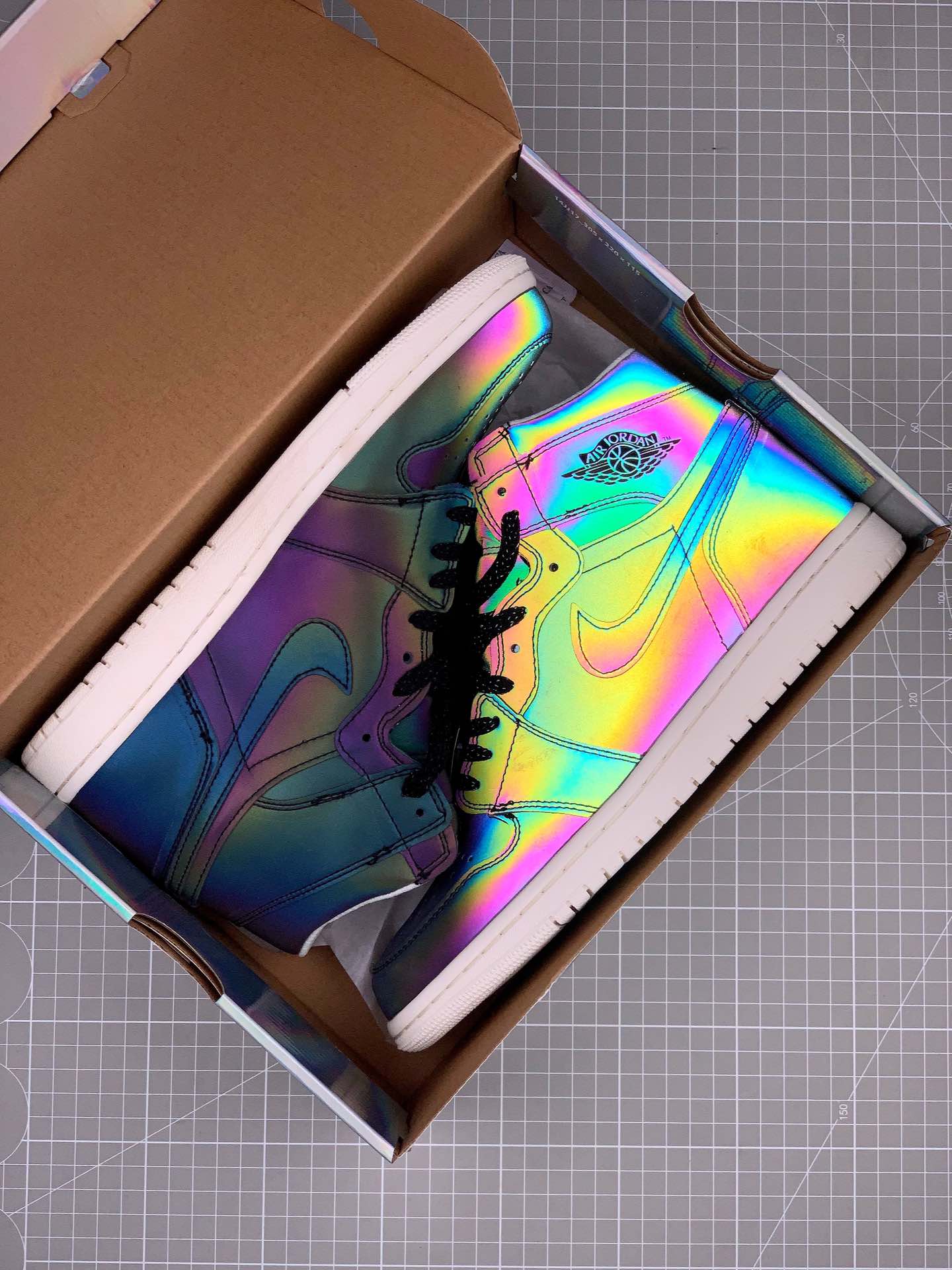 160<br />耐克Nike Air Jordan One “变色龙”中帮篮球鞋 西方的“夜魔侠”，全鞋身采用的是Micro Fiber 超纤反光材质，此种材料市场非常难觅，需要从北欧专业户外探险渠道购入材料！此材料具有亮度高，角度性能优异，持久耐寒等，但是具备区别反光材料不具备的机能透气性！在不同光的角度下，全鞋身会有完全不一样的光感折射，简直是为“夜店”而生 SIZE:36 36.5 37 38 38.5 39 40 40.5 41 42 42.5 43 44 45