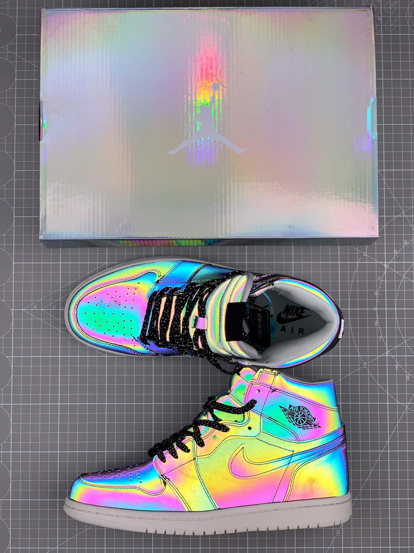 160<br />耐克Nike Air Jordan One “变色龙”中帮篮球鞋 西方的“夜魔侠”，全鞋身采用的是Micro Fiber 超纤反光材质，此种材料市场非常难觅，需要从北欧专业户外探险渠道购入材料！此材料具有亮度高，角度性能优异，持久耐寒等，但是具备区别反光材料不具备的机能透气性！在不同光的角度下，全鞋身会有完全不一样的光感折射，简直是为“夜店”而生 SIZE:36 36.5 37 38 38.5 39 40 40.5 41 42 42.5 43 44 45