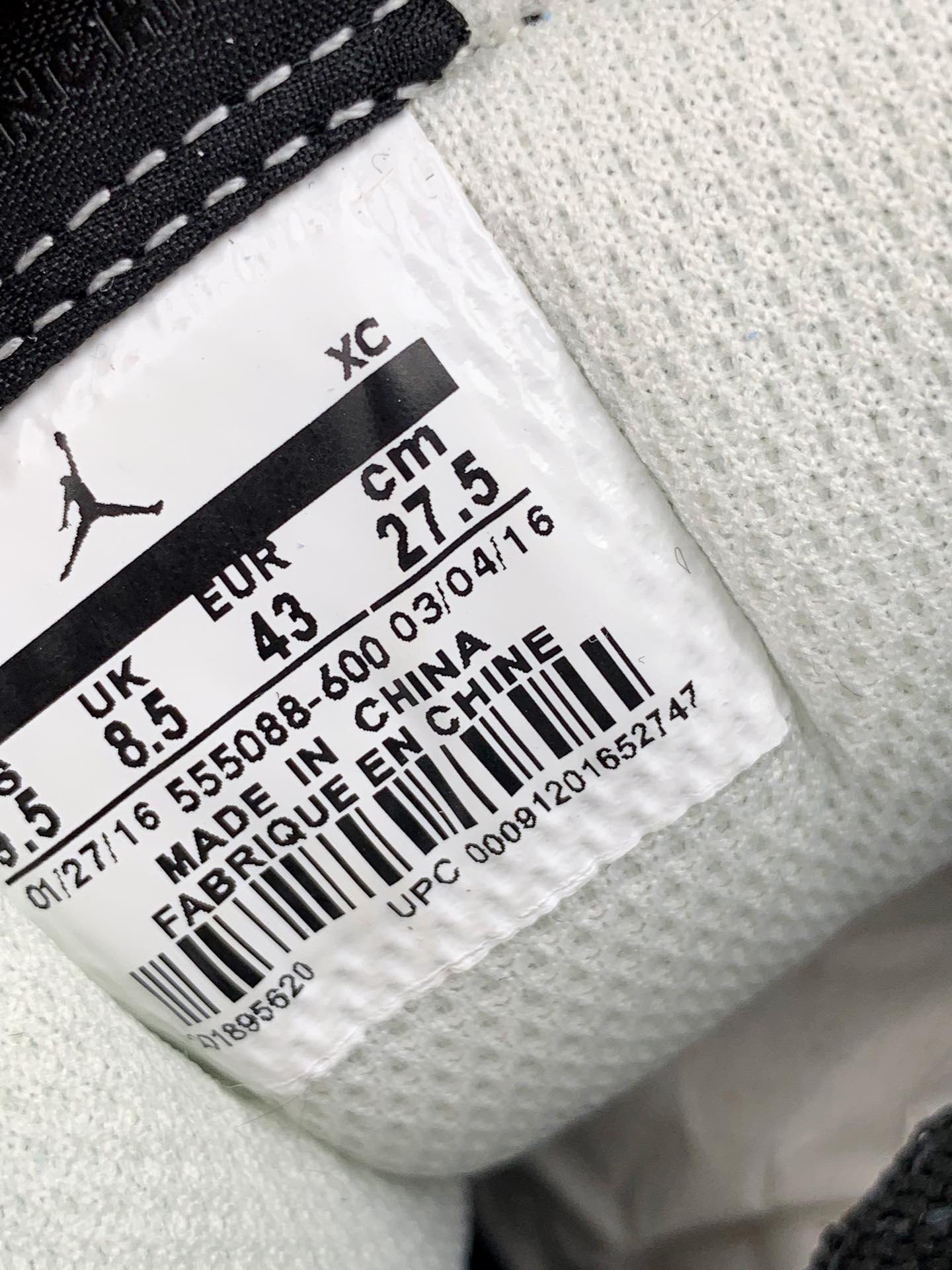 160<br />耐克Nike Air Jordan One “变色龙”中帮篮球鞋 西方的“夜魔侠”，全鞋身采用的是Micro Fiber 超纤反光材质，此种材料市场非常难觅，需要从北欧专业户外探险渠道购入材料！此材料具有亮度高，角度性能优异，持久耐寒等，但是具备区别反光材料不具备的机能透气性！在不同光的角度下，全鞋身会有完全不一样的光感折射，简直是为“夜店”而生 SIZE:36 36.5 37 38 38.5 39 40 40.5 41 42 42.5 43 44 45