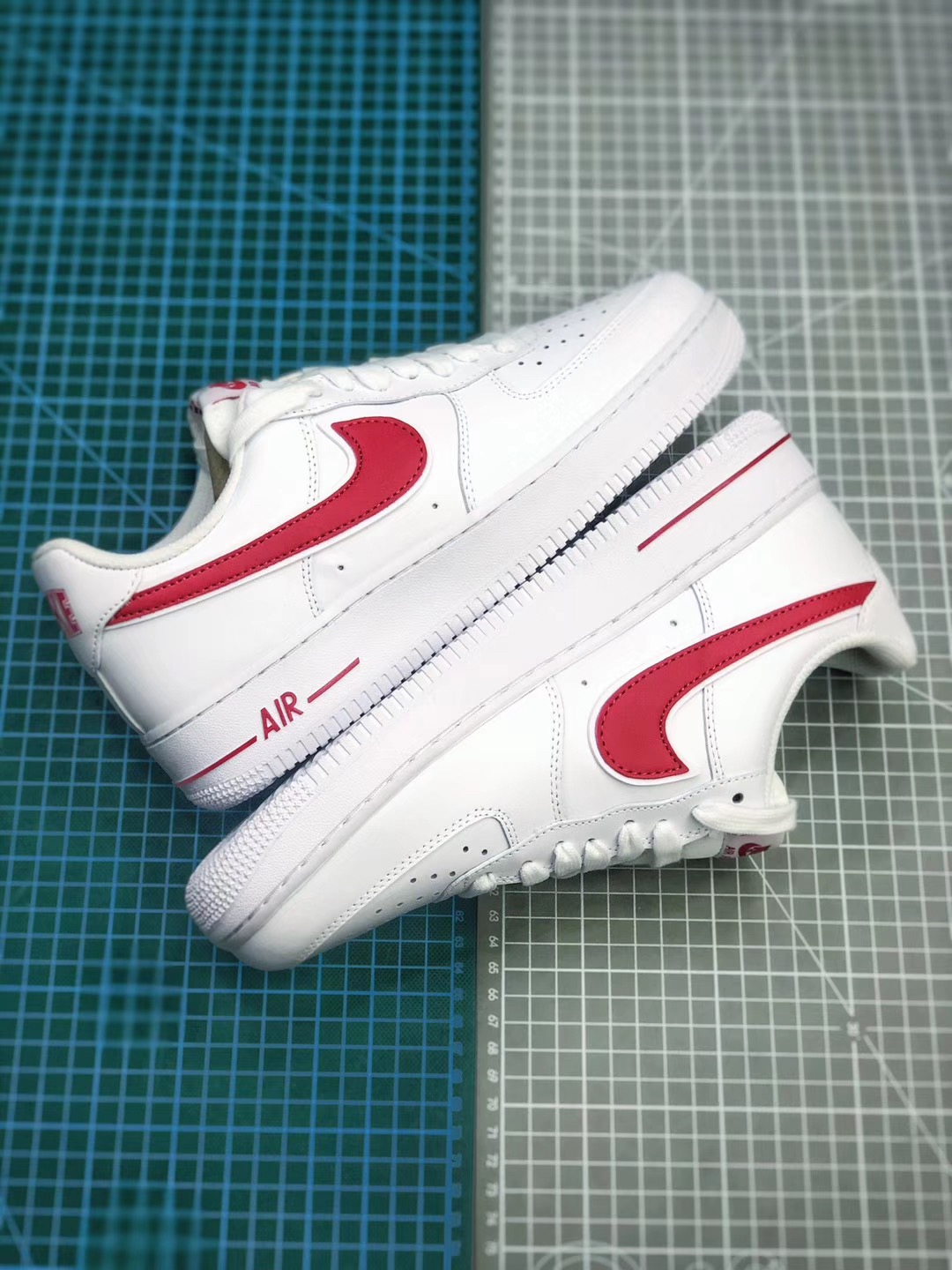 190  Nike Air Force 1 Low 低帮空军一号休闲板鞋 “白红勾印花NIKE”原盒原标全头层 货号：AO2423-102<br />尺码：36 36.5 37.5 38 38.5 39 40 40.5 41 42 42.5 43 44 44.5 45