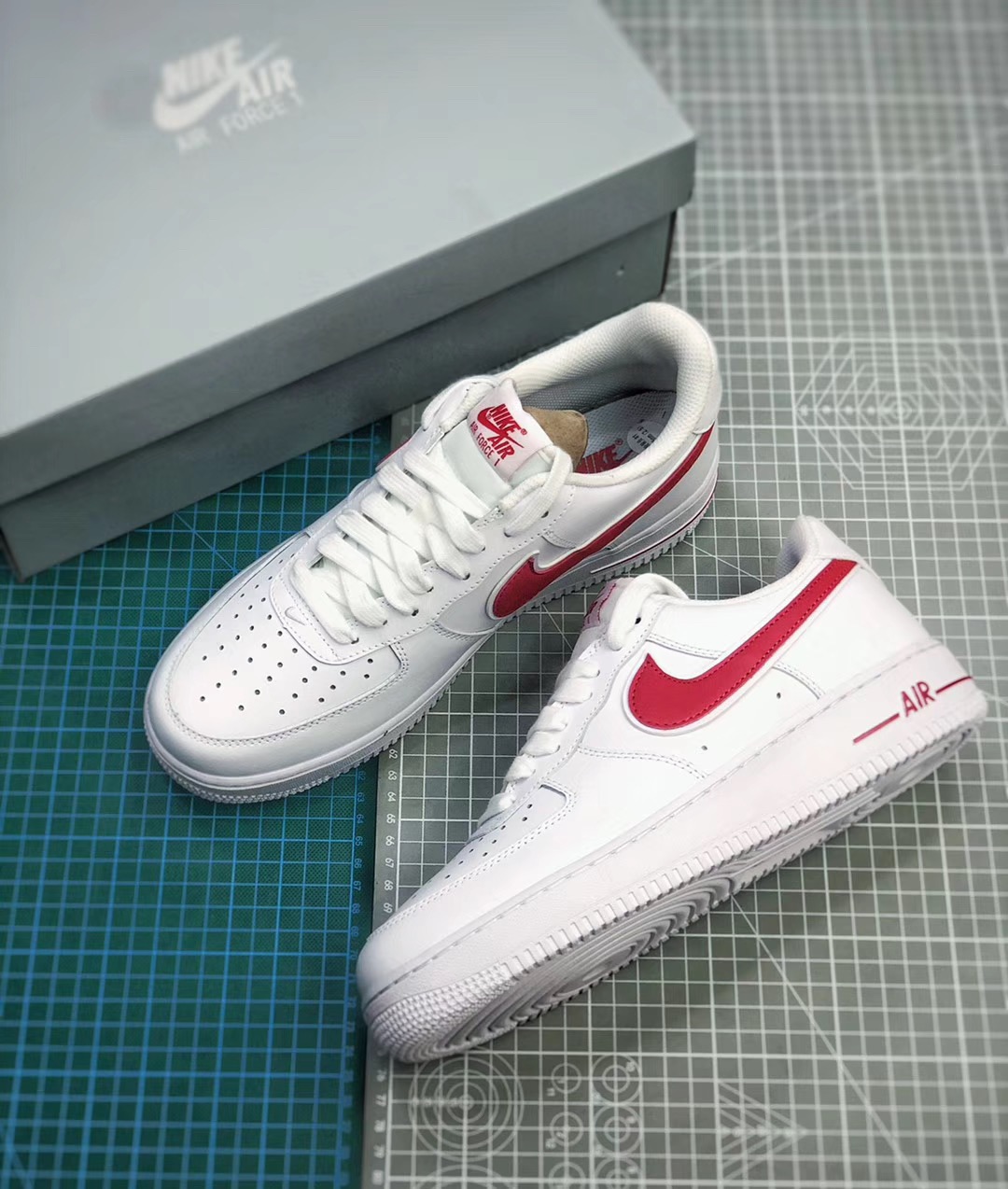 190  Nike Air Force 1 Low 低帮空军一号休闲板鞋 “白红勾印花NIKE”原盒原标全头层 货号：AO2423-102<br />尺码：36 36.5 37.5 38 38.5 39 40 40.5 41 42 42.5 43 44 44.5 45